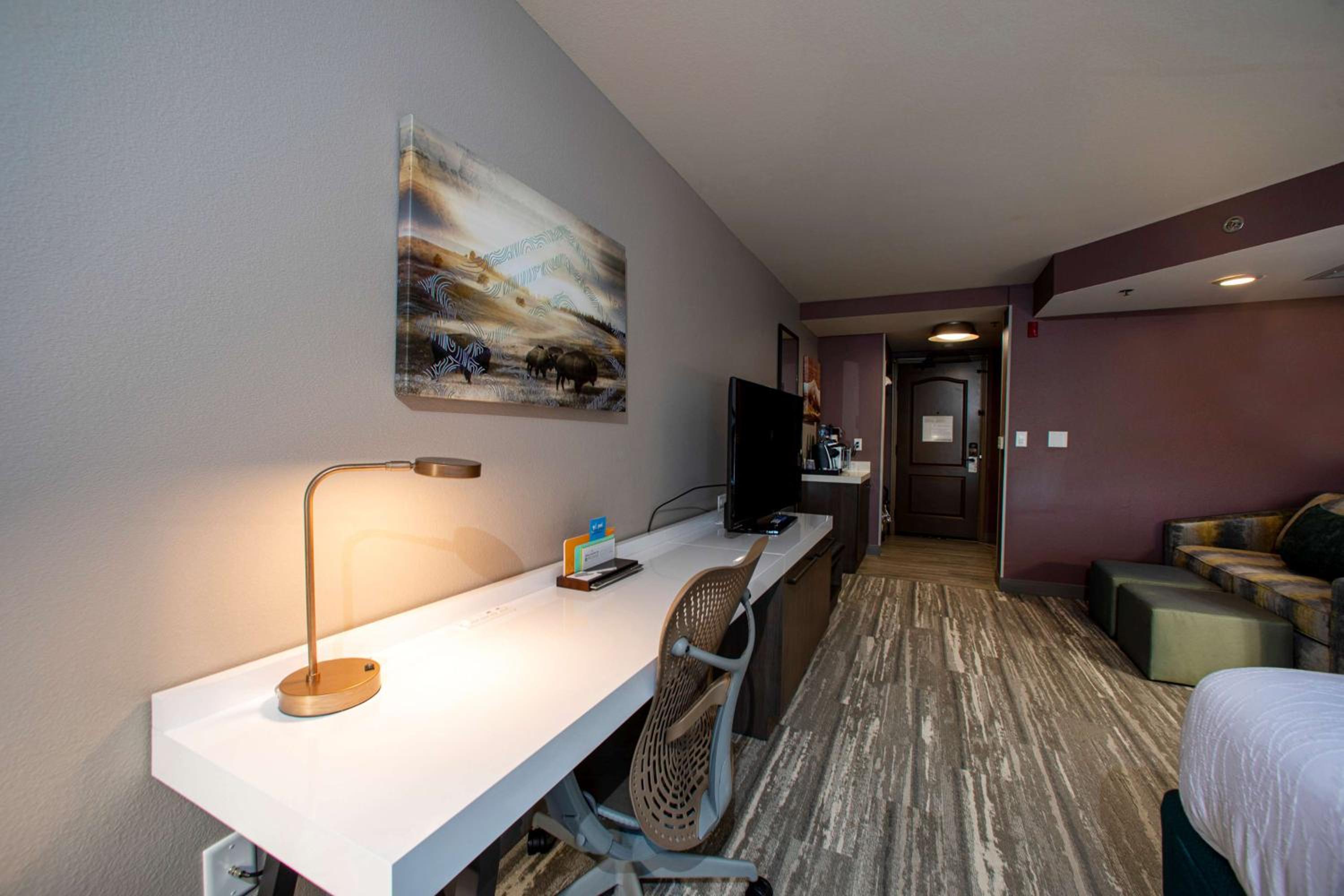 Deluxe King Room with Sofa Bed - Photo 2