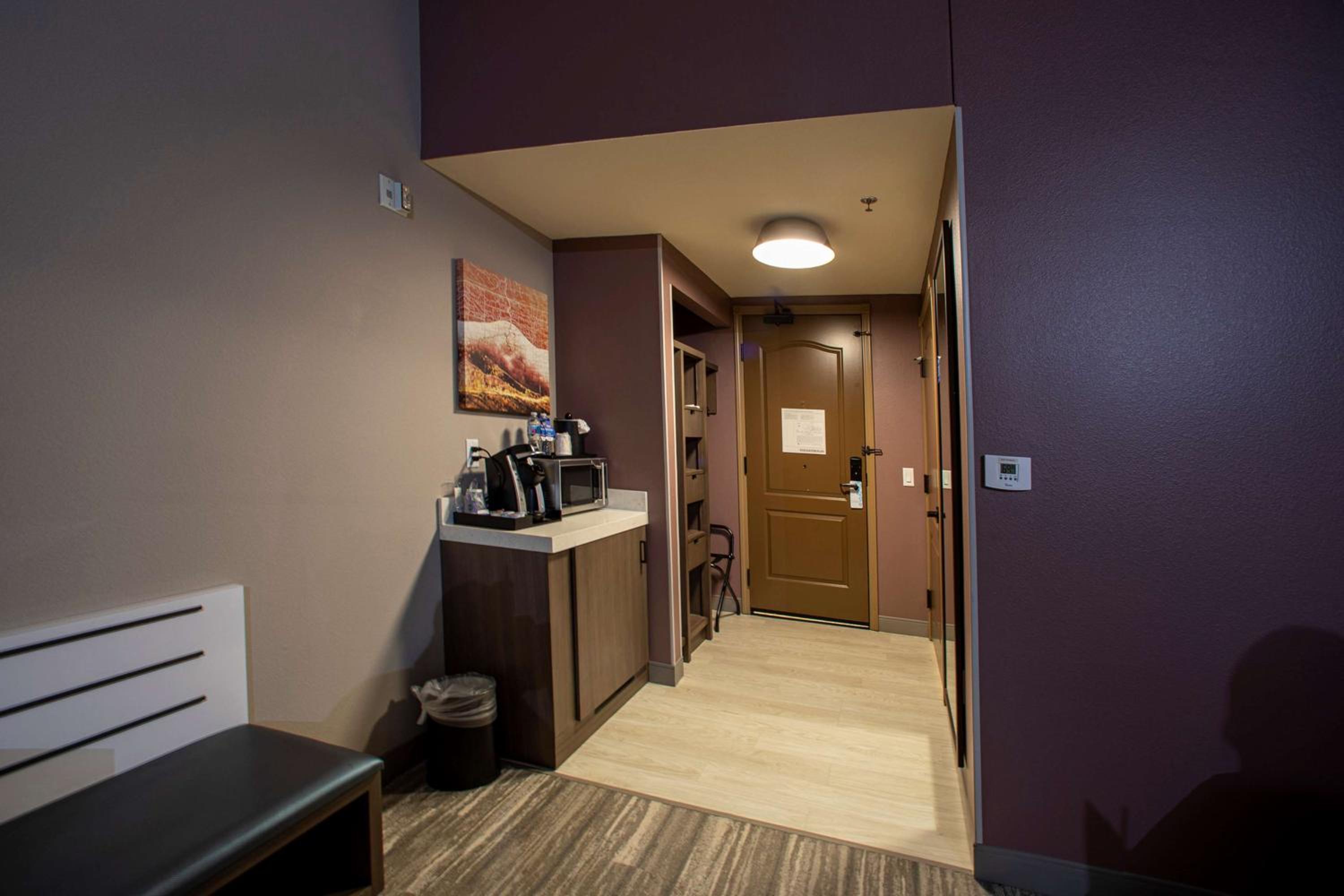 Queen Room with Two Queen Beds and Accessible Tub - Mobility Access - Photo 7