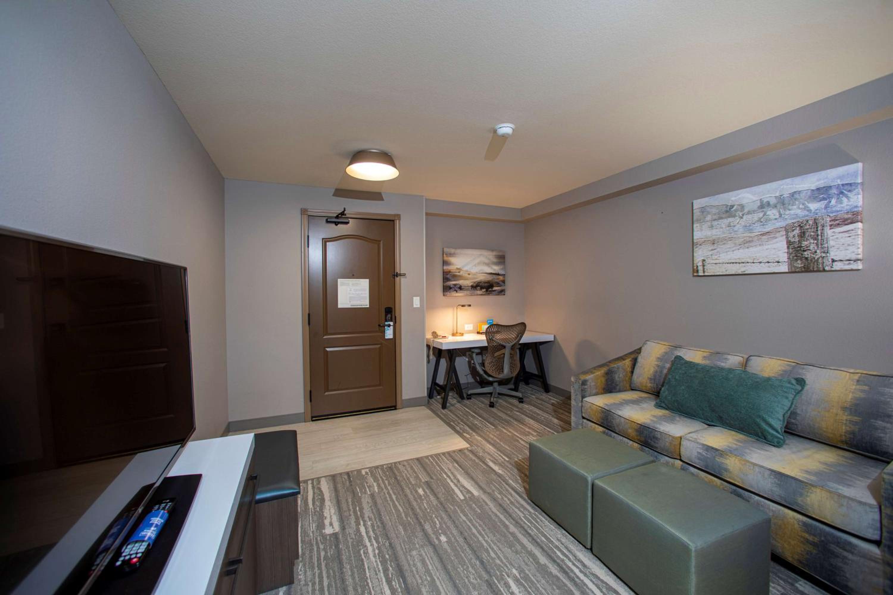 Junior King Suite with Sofa Bed - Photo 2