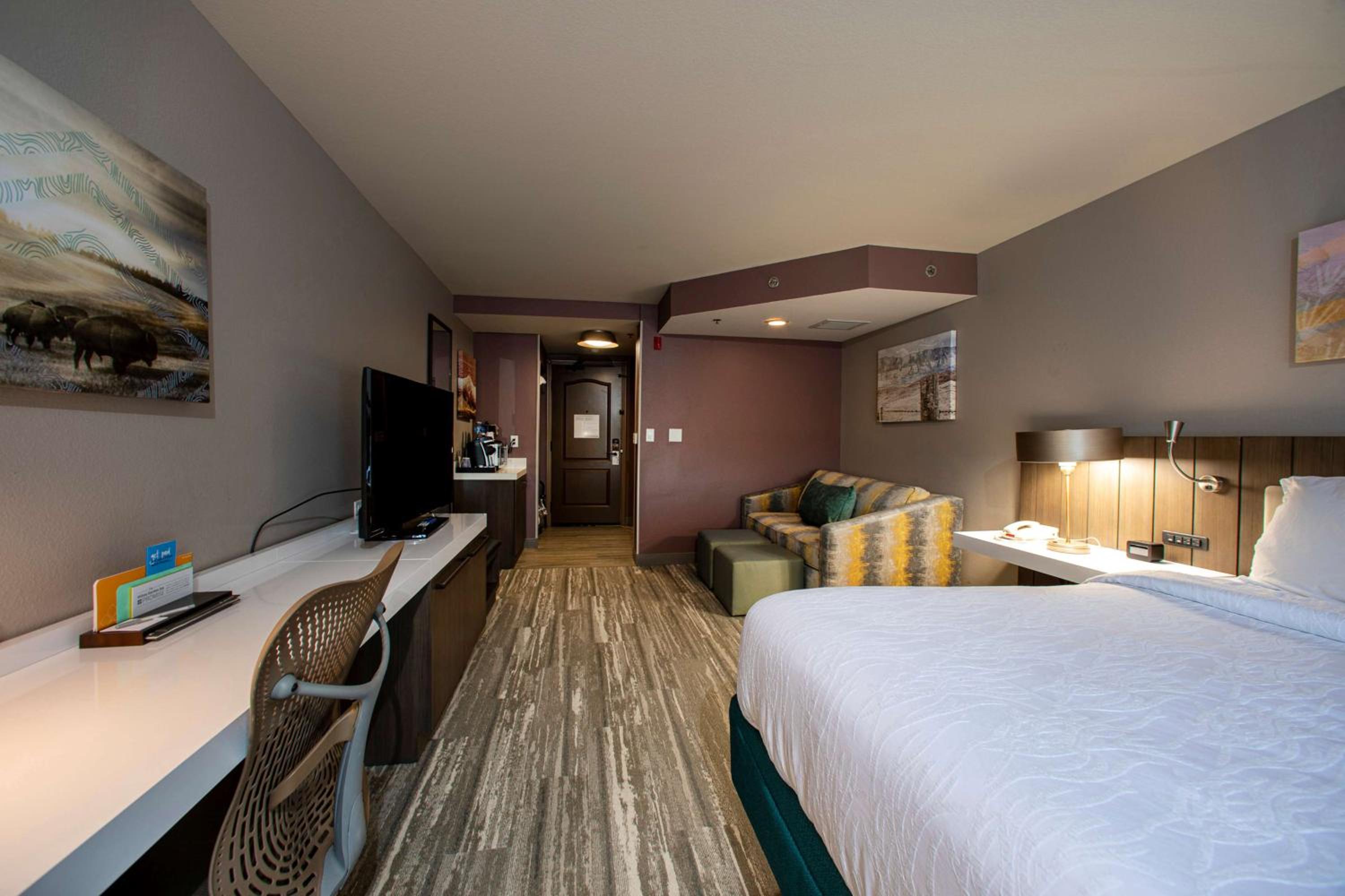 Deluxe King Room with Sofa Bed - Photo 10