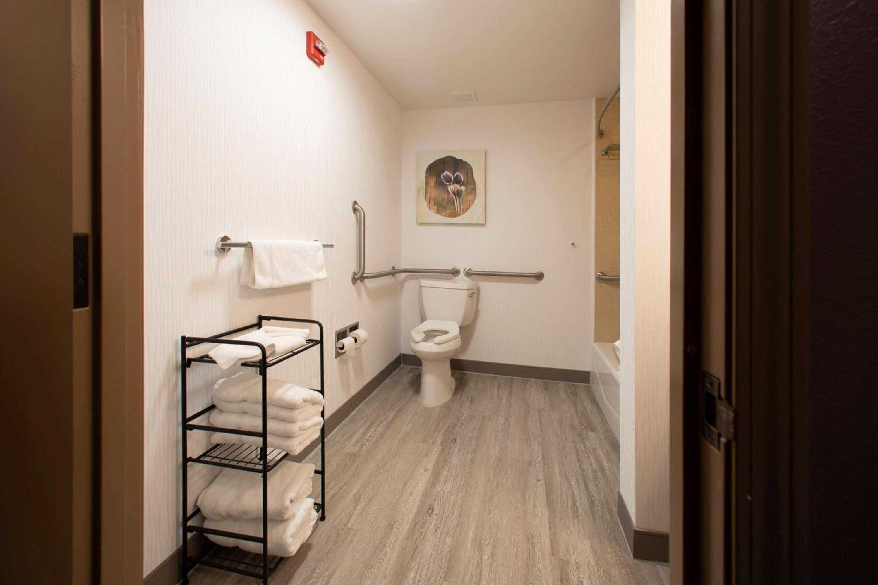 Queen Room with Two Queen Beds and Accessible Tub - Mobility Access - Photo 6