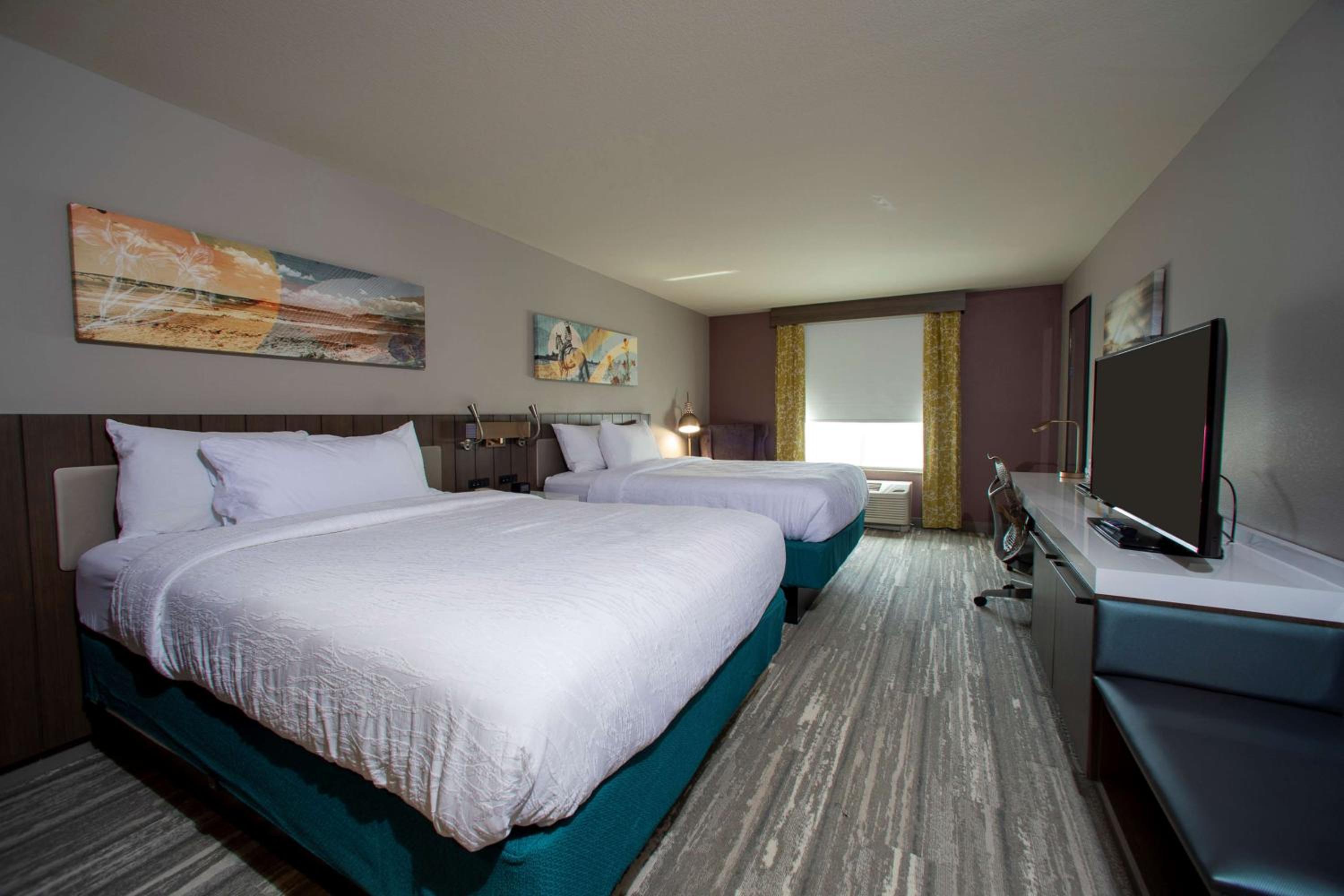 Queen Room with Two Queen Beds - Photo 2