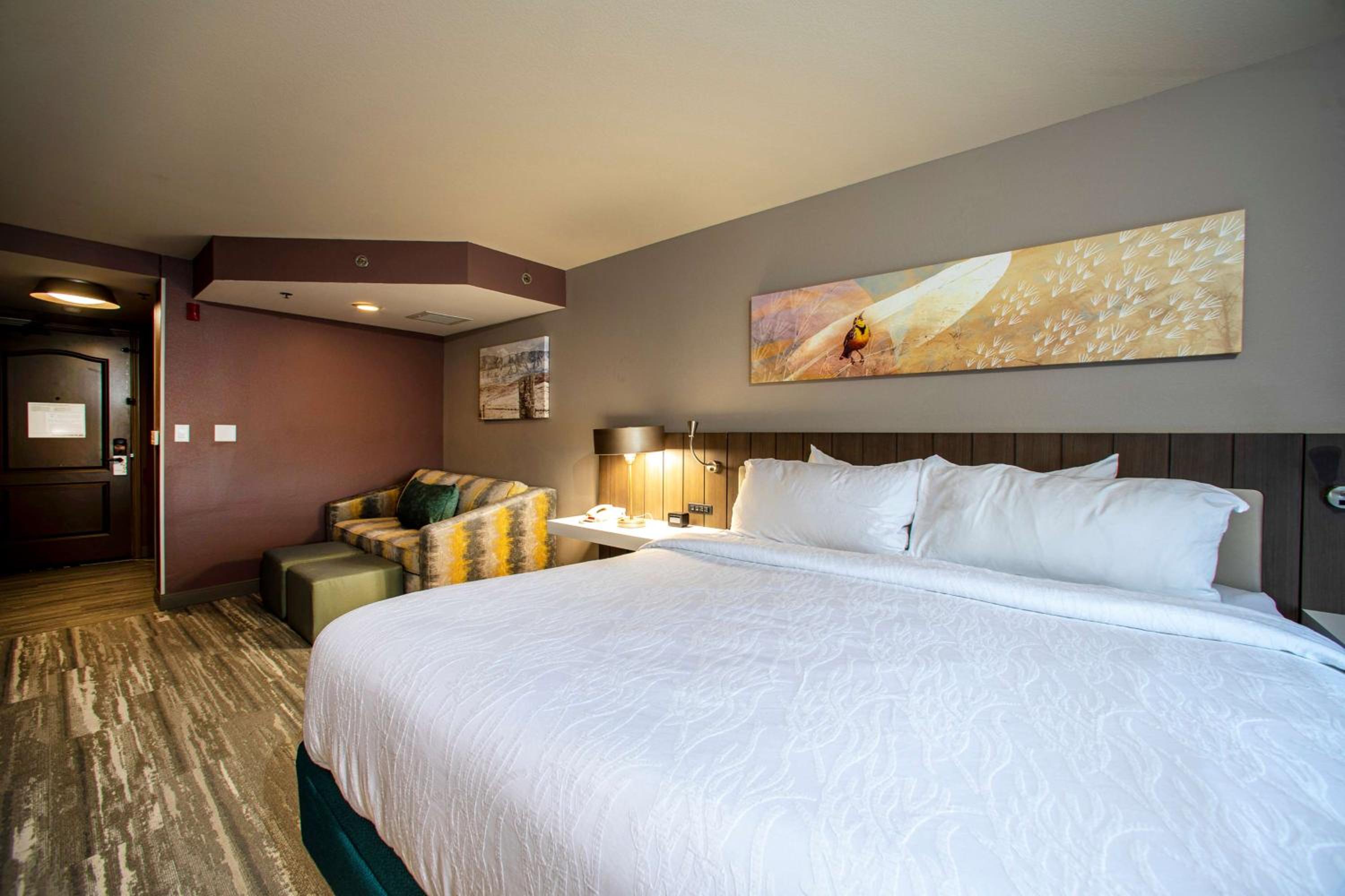 Deluxe King Room with Sofa Bed - Photo 8