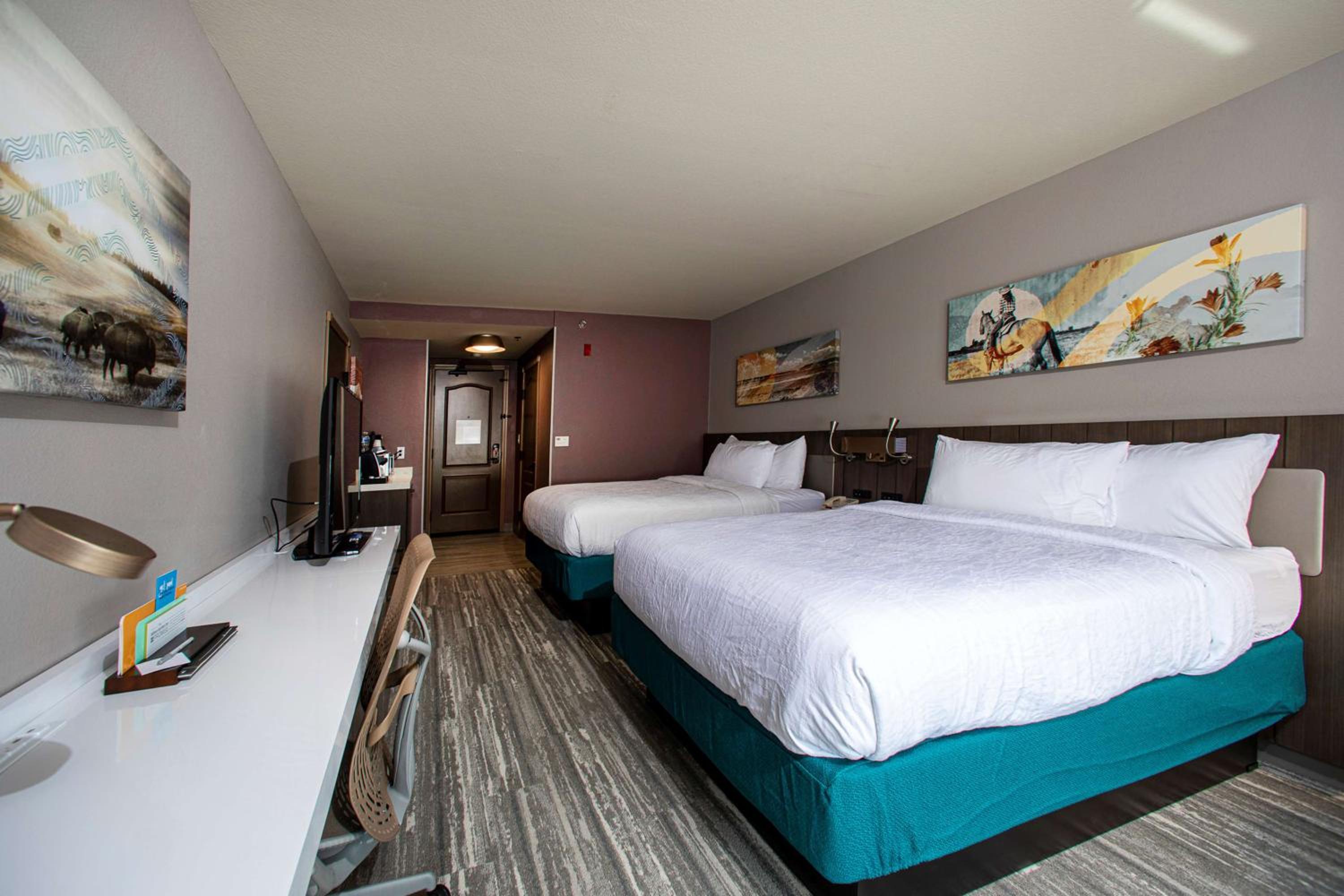 Queen Room with Two Queen Beds - Photo 5