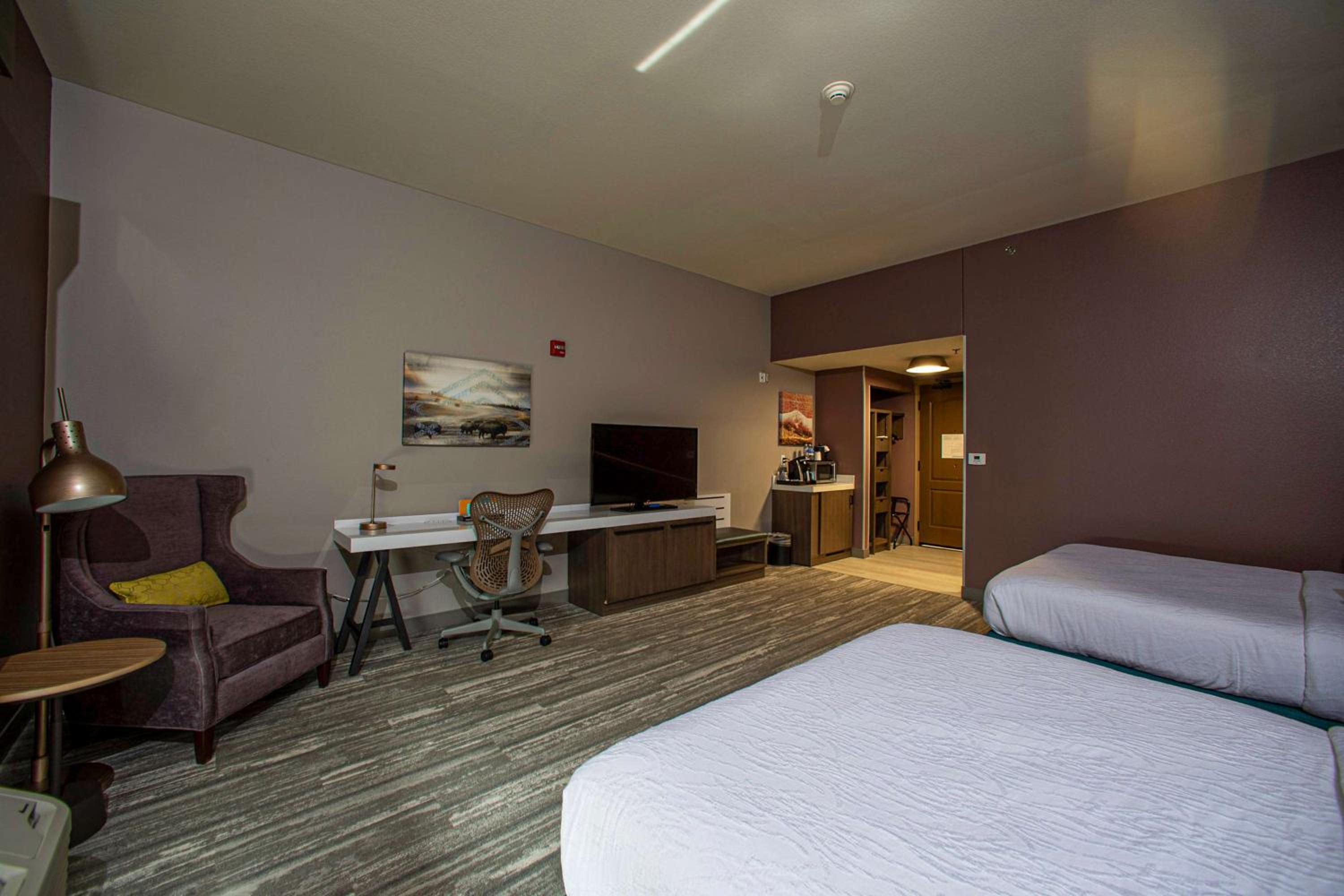 Queen Room with Two Queen Beds and Accessible Tub - Mobility Access - Photo 4