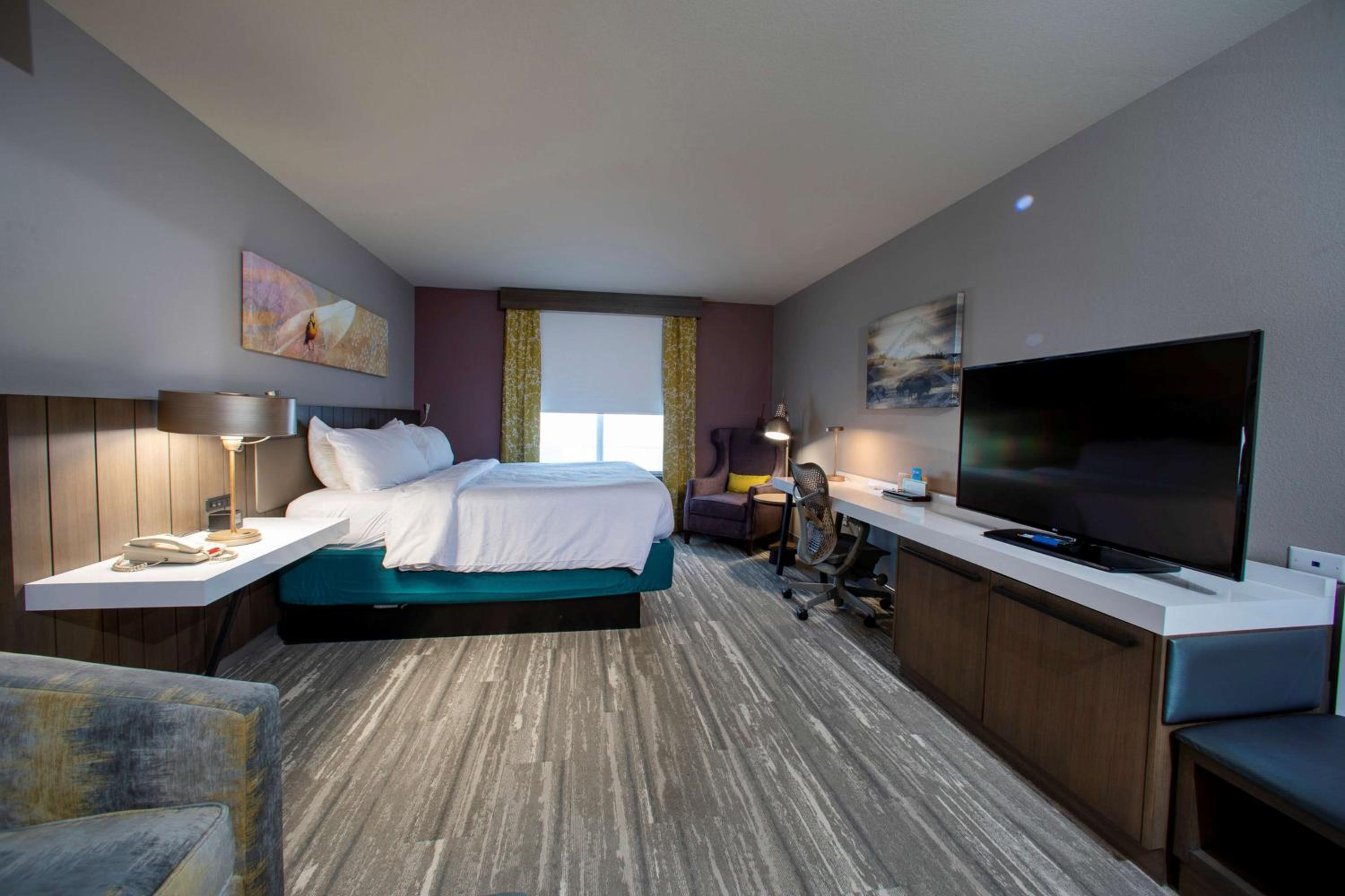 Deluxe King Room with Sofa Bed - Photo 7