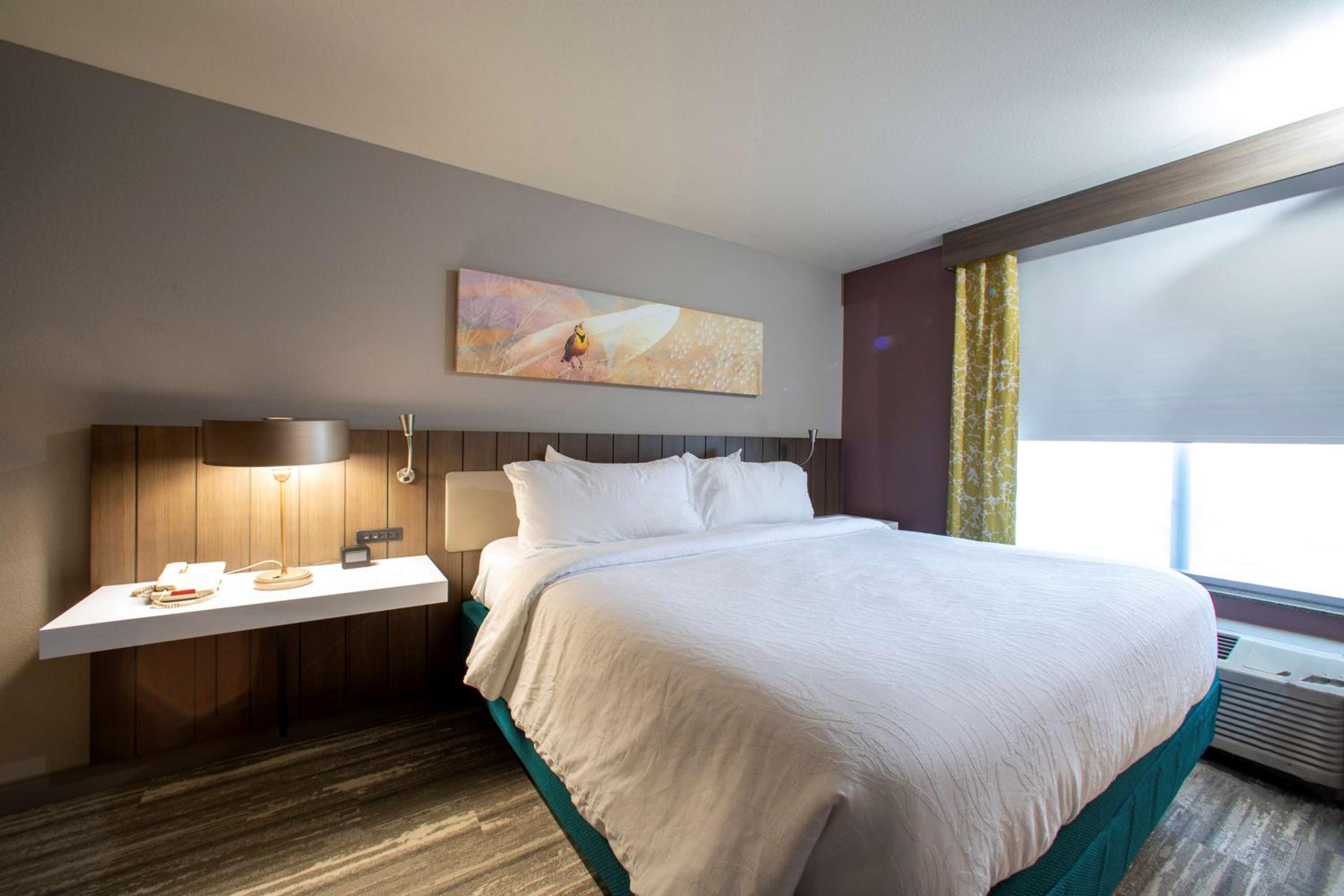 Deluxe King Room with Sofa Bed - Photo 6