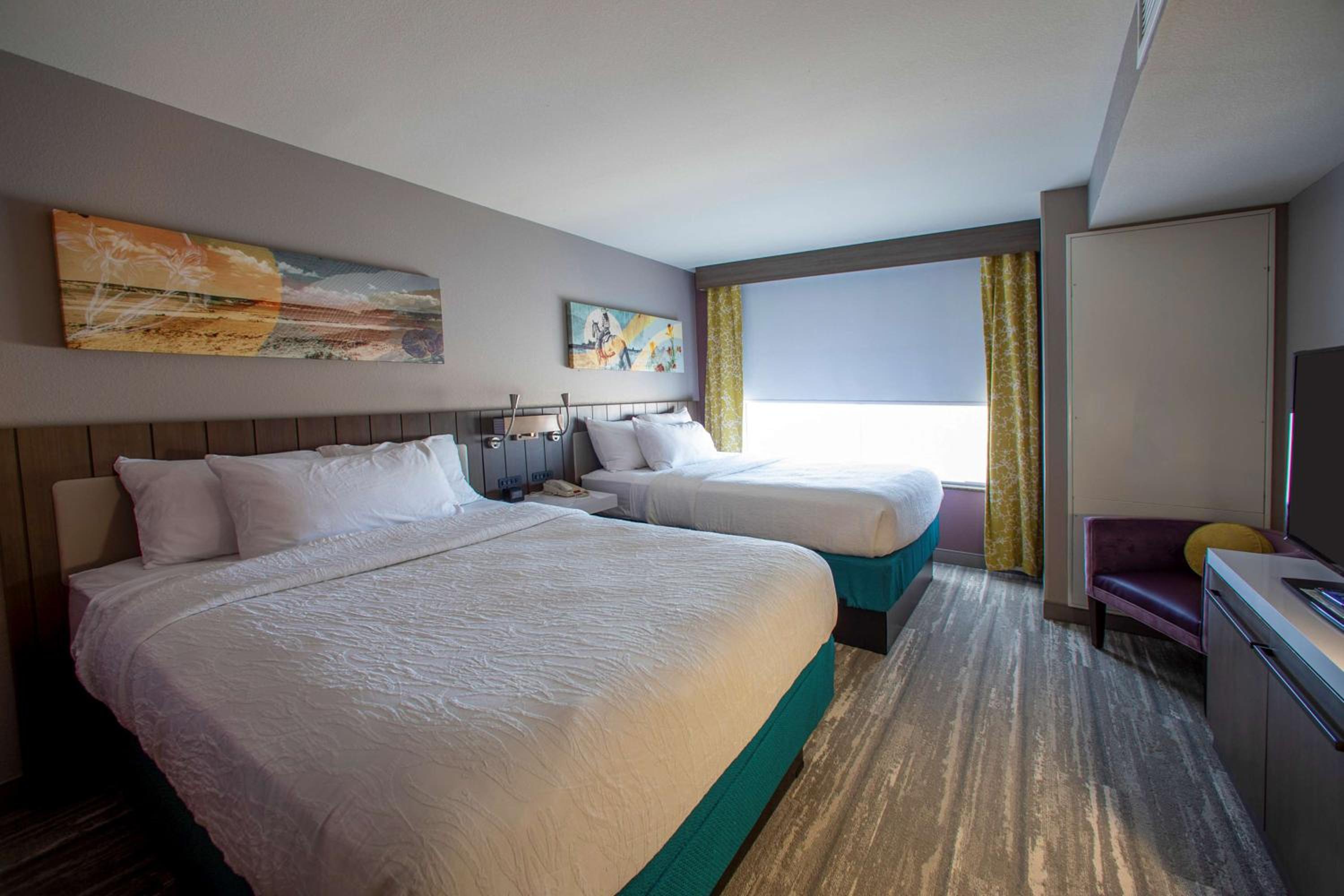 Deluxe Queen Room with Two Queen Beds - Photo 5