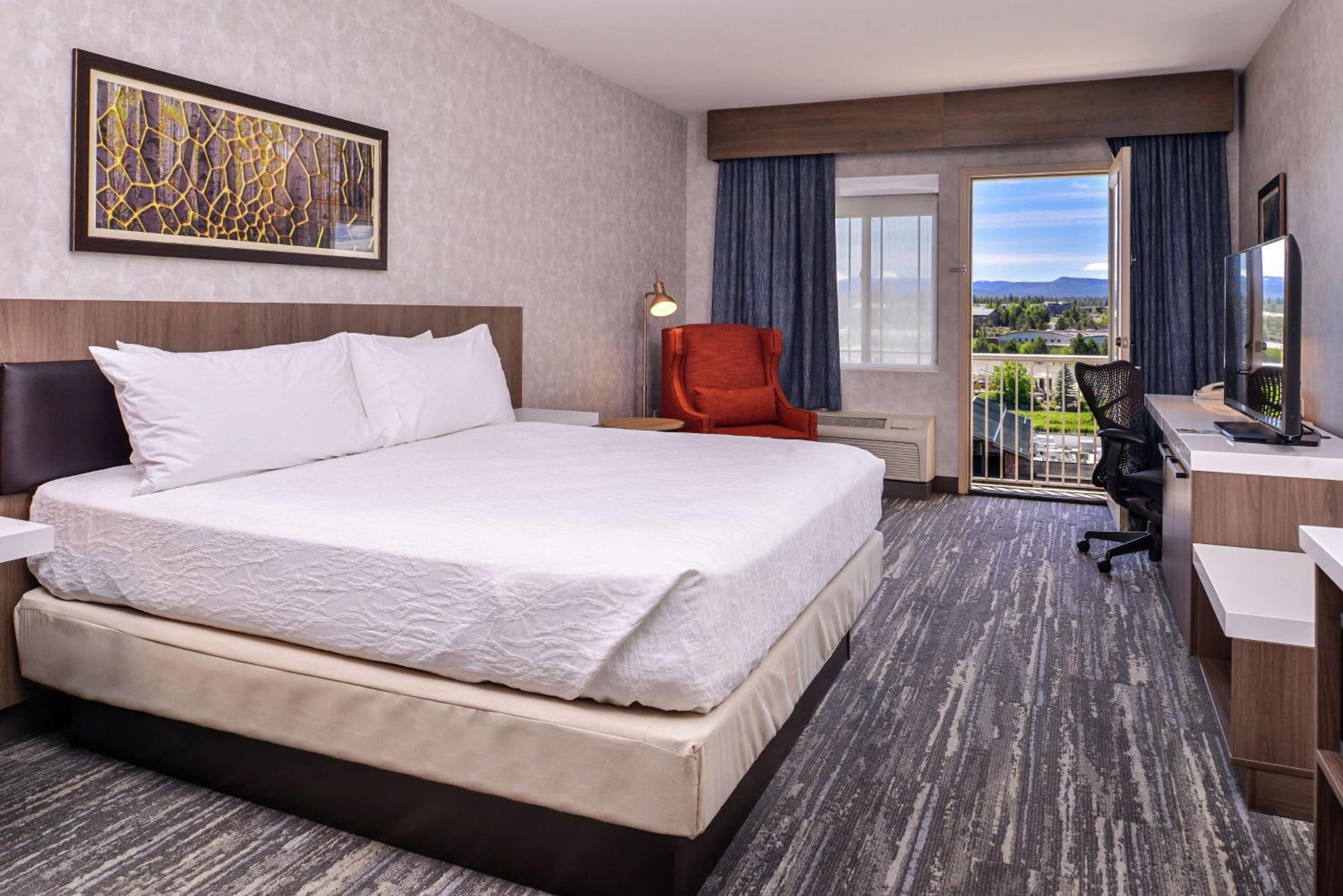 King Room with Balcony - Photo 4