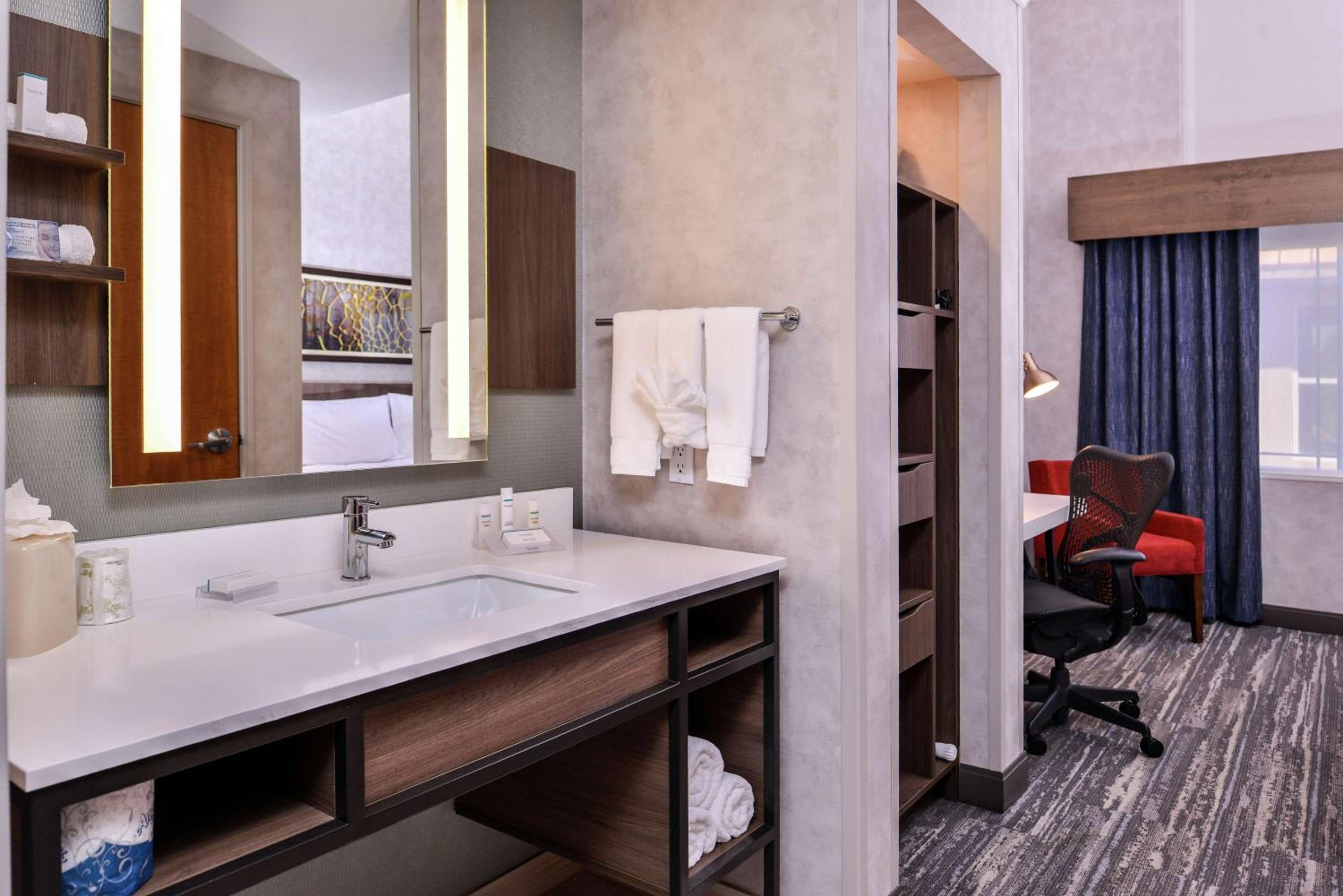 Suite with One King Bed and One Queen Loft - Bi-Level - Photo 2