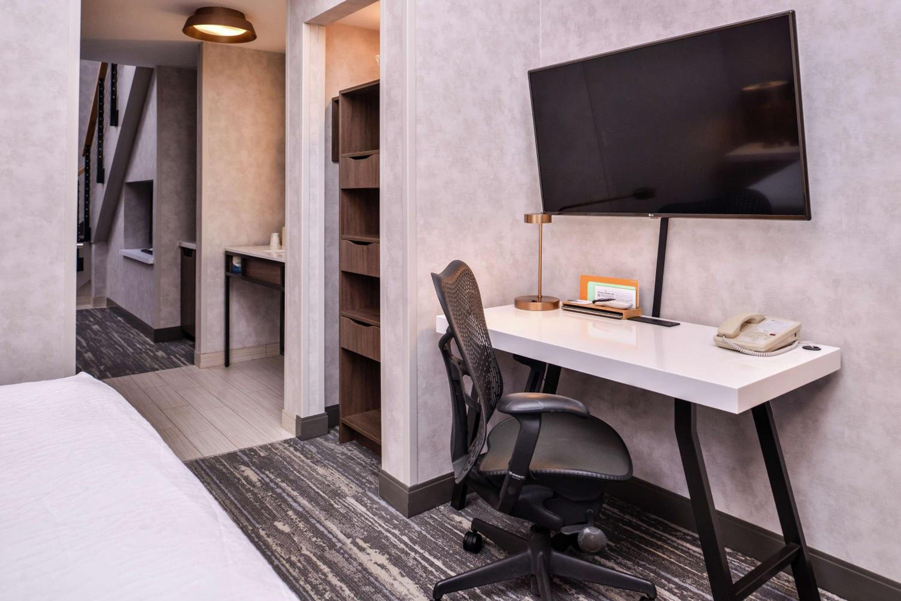 Suite with One King Bed and One Queen Loft - Bi-Level - Photo 3