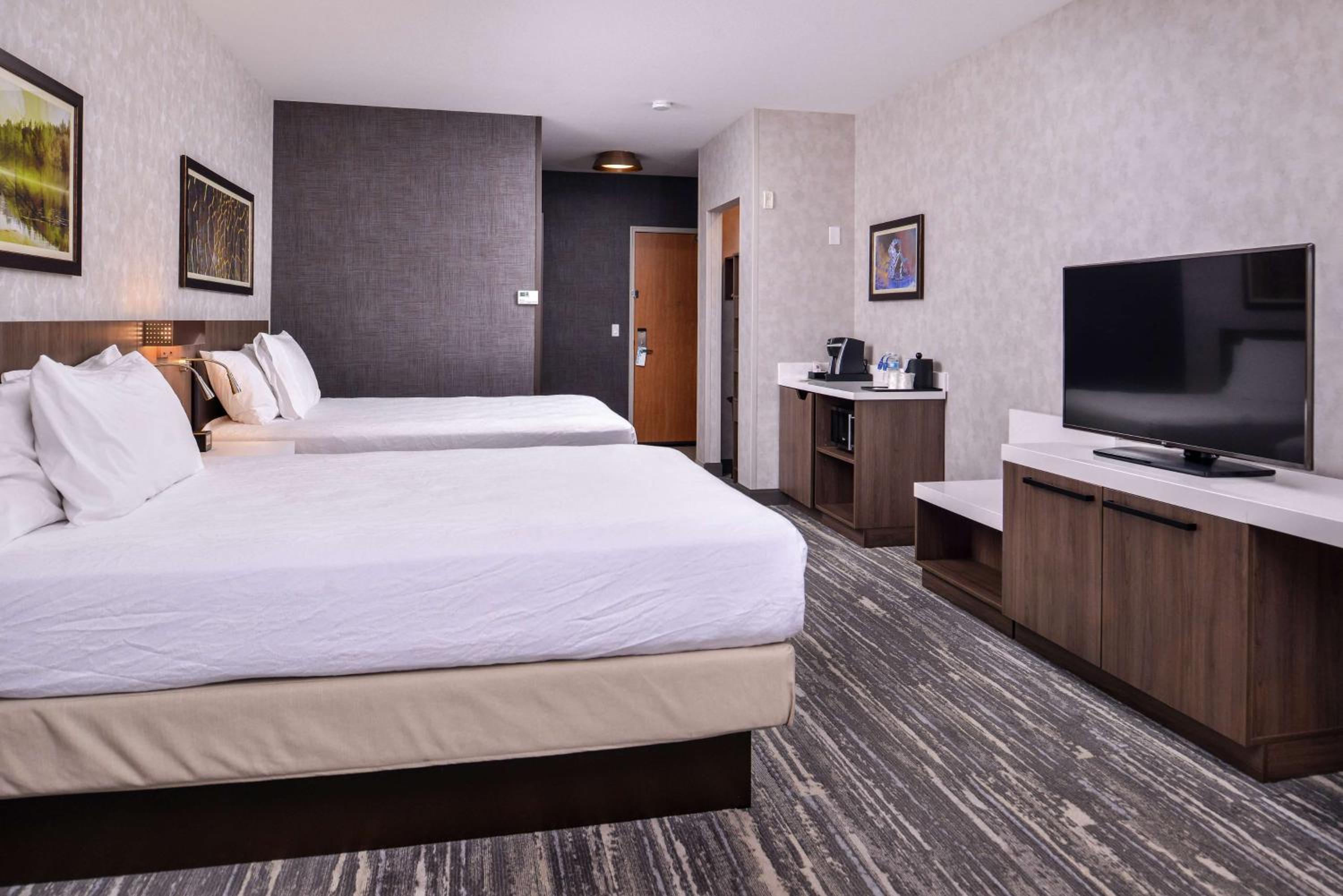 Queen Room with Two Queen Beds - Photo 4