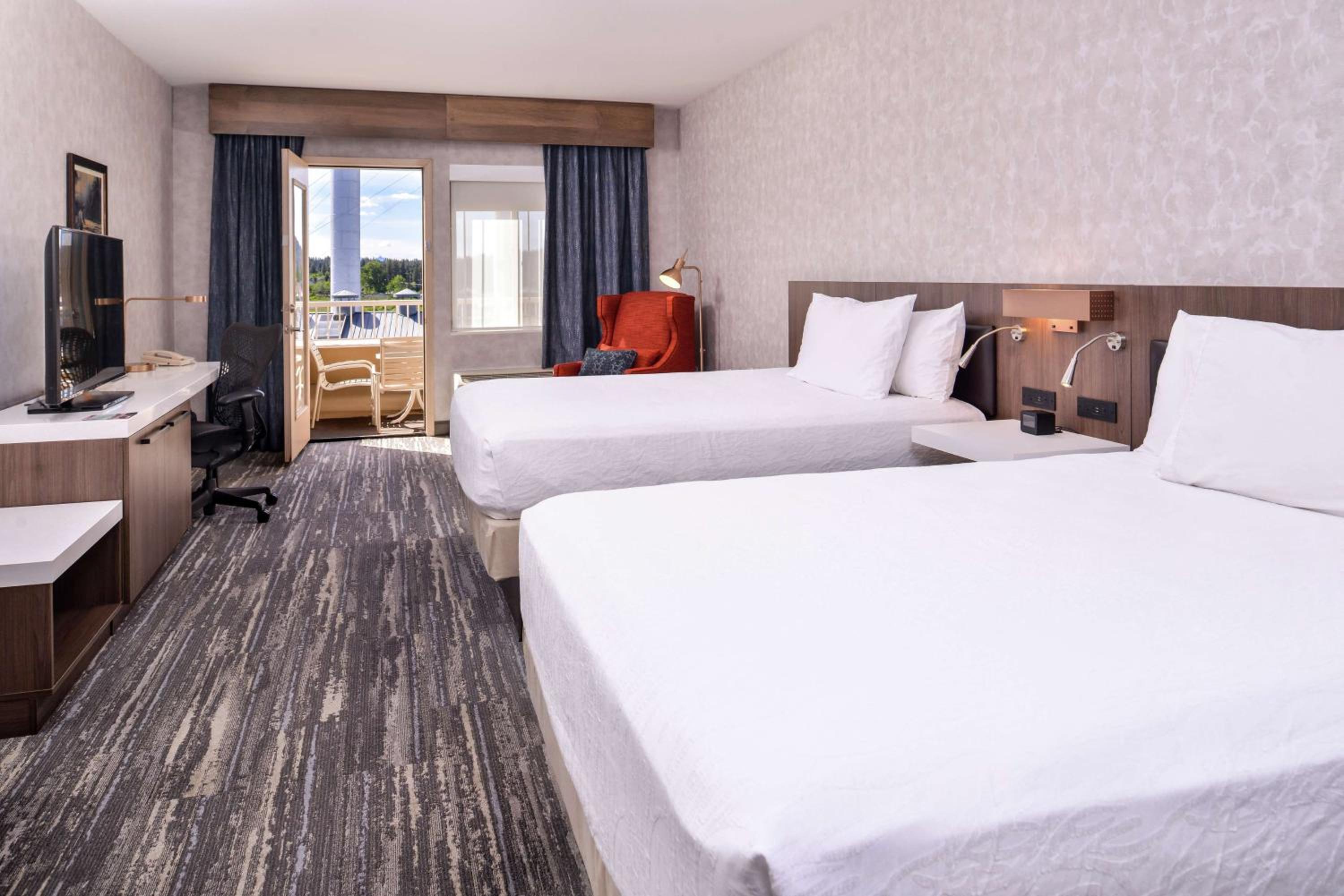 Queen Room with Two Queen Beds and Balcony - Photo 5