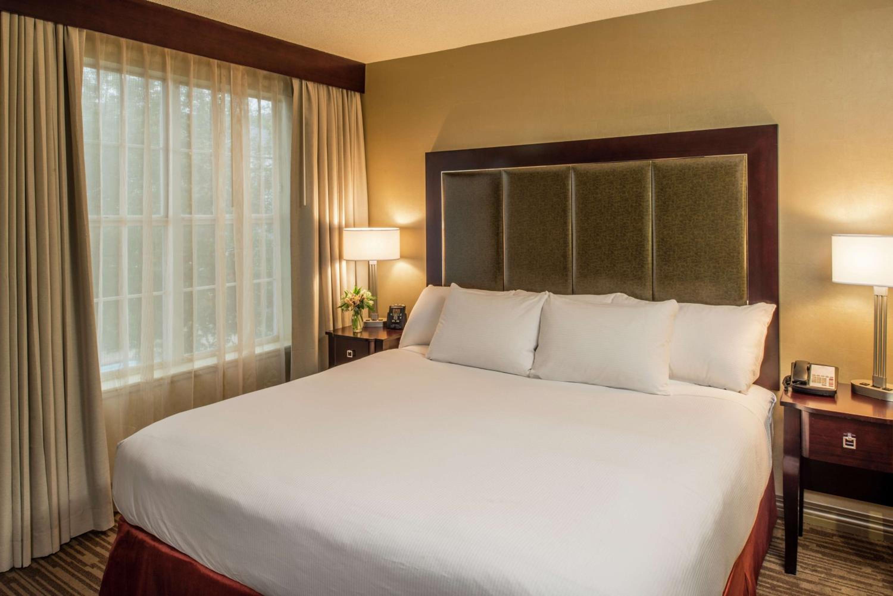 One-Bedroom Suite with One King Bed - Courtyard View photo 2