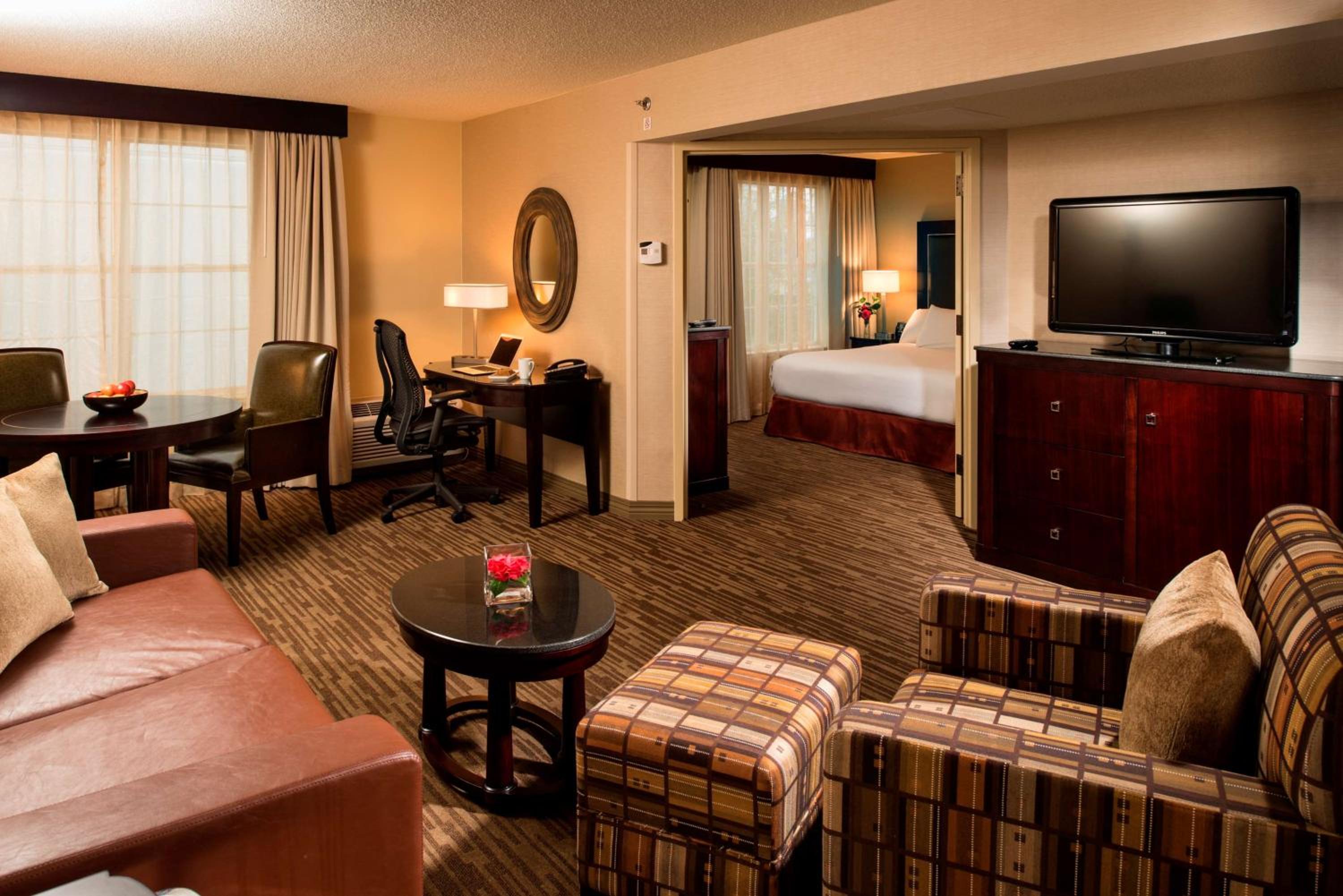 One-Bedroom Suite with One King Bed - Courtyard View photo 3