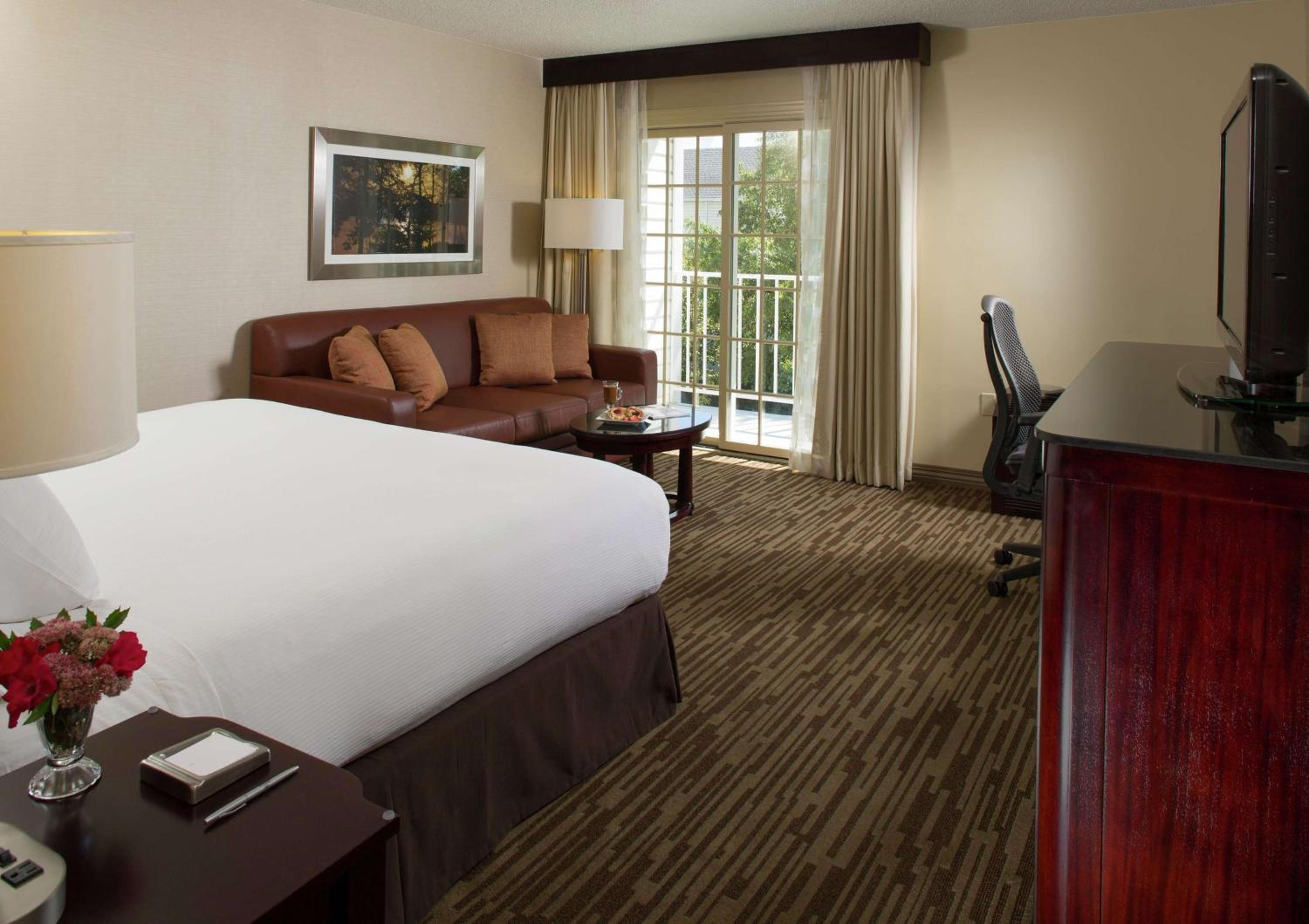 King Room with Balcony - Photo 7