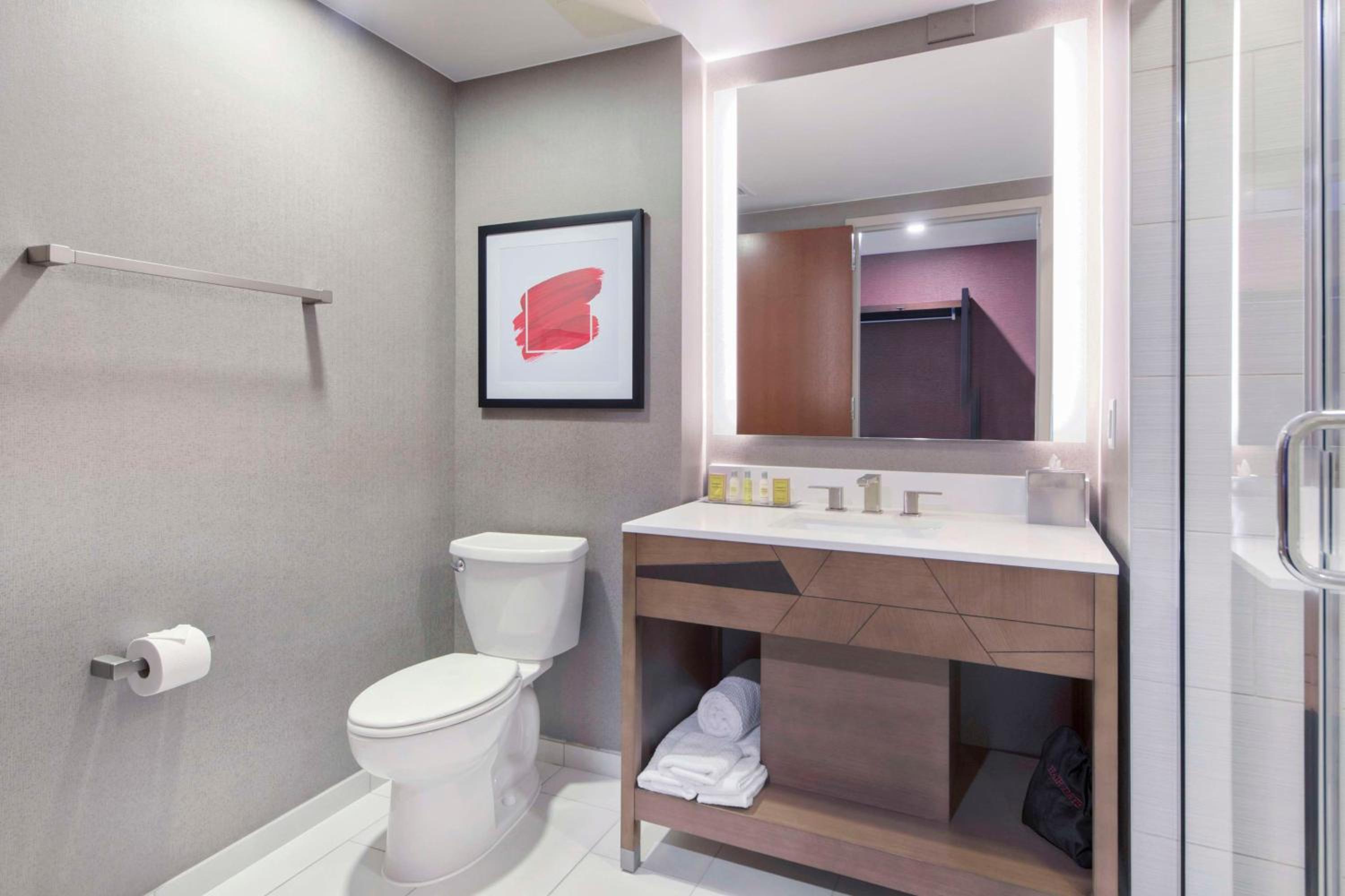 King Room - Non-Smoking - Photo 3
