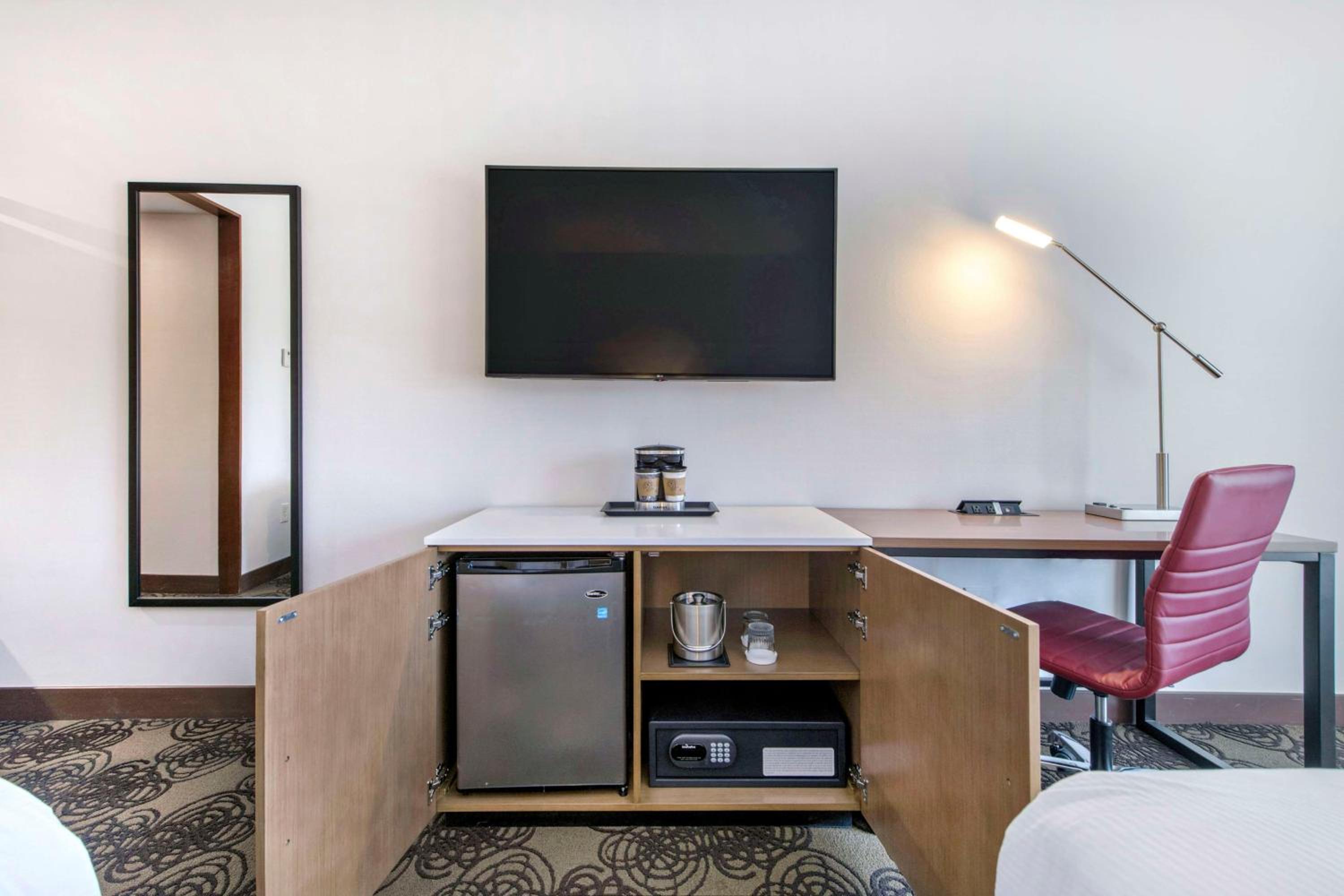 King Room - Non-Smoking - Photo 7