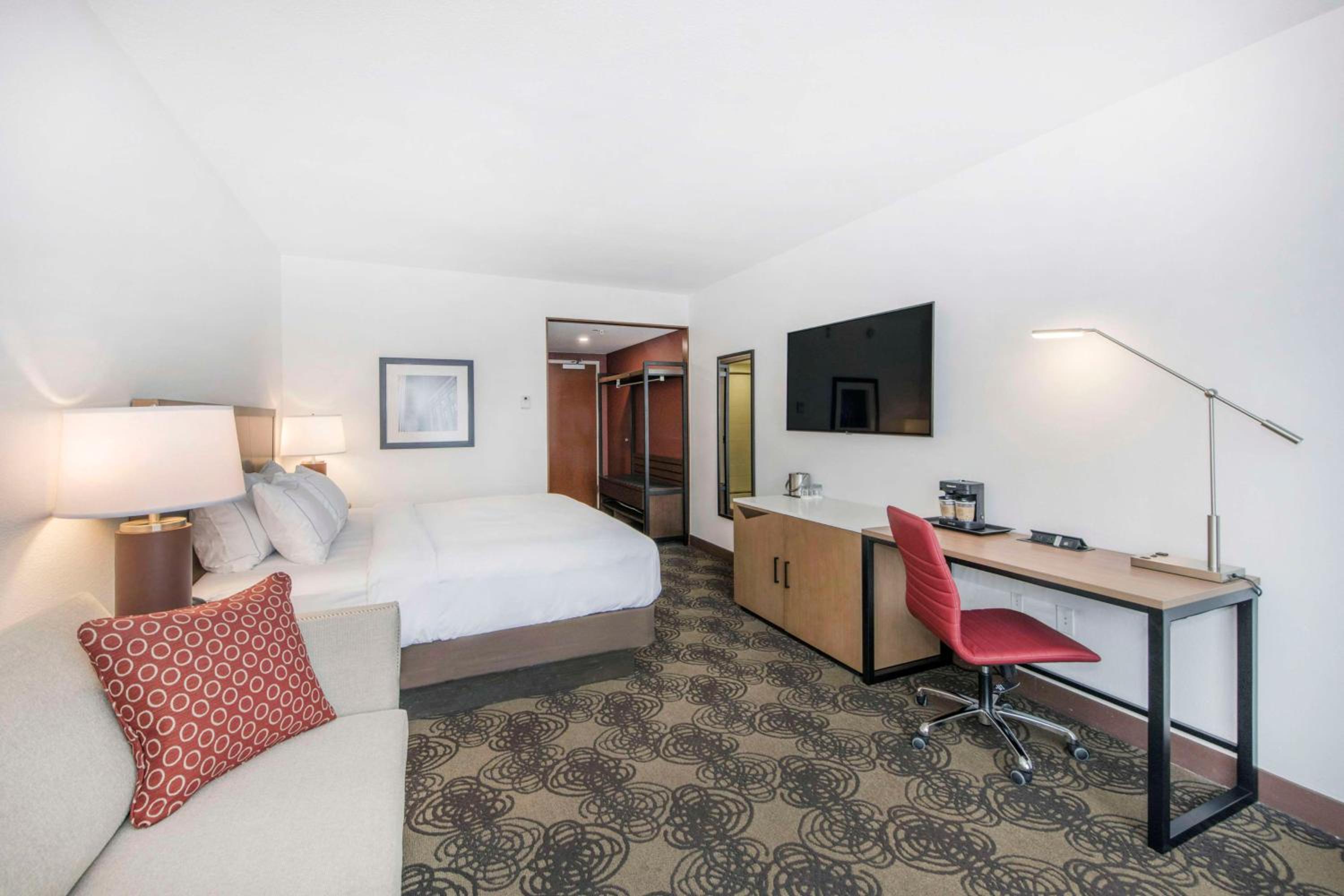 King Room with Sofa Bed - Non-Smoking - Photo 7