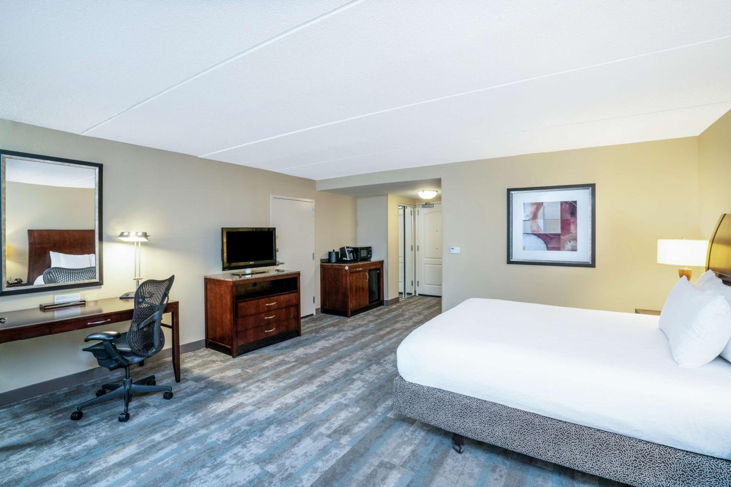 King Room with Bath Tub - Mobility Access - Photo 1