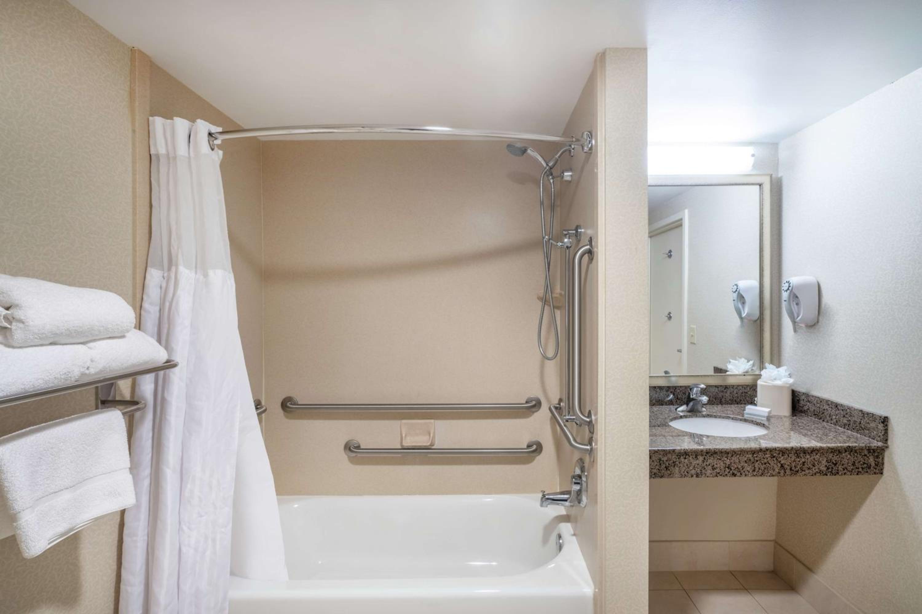King Room with Bath Tub - Mobility Access - Photo 3