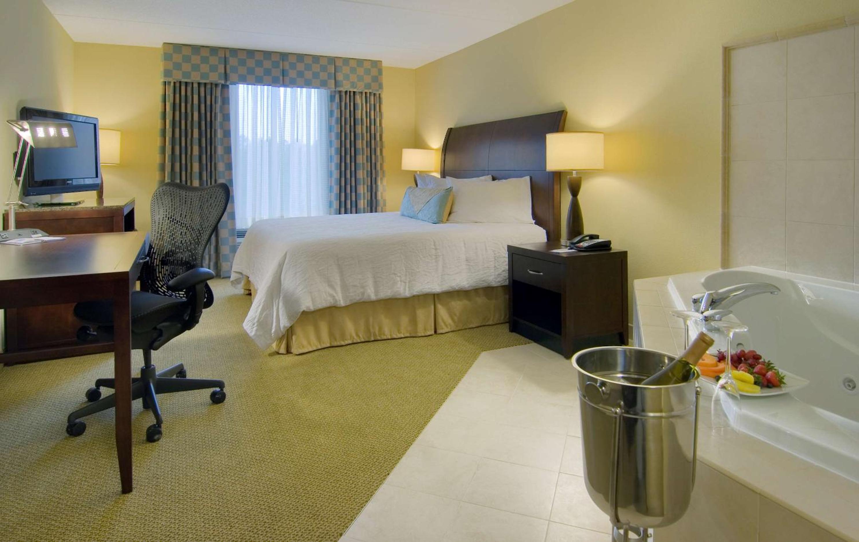 King Room with Whirlpool - Photo 5
