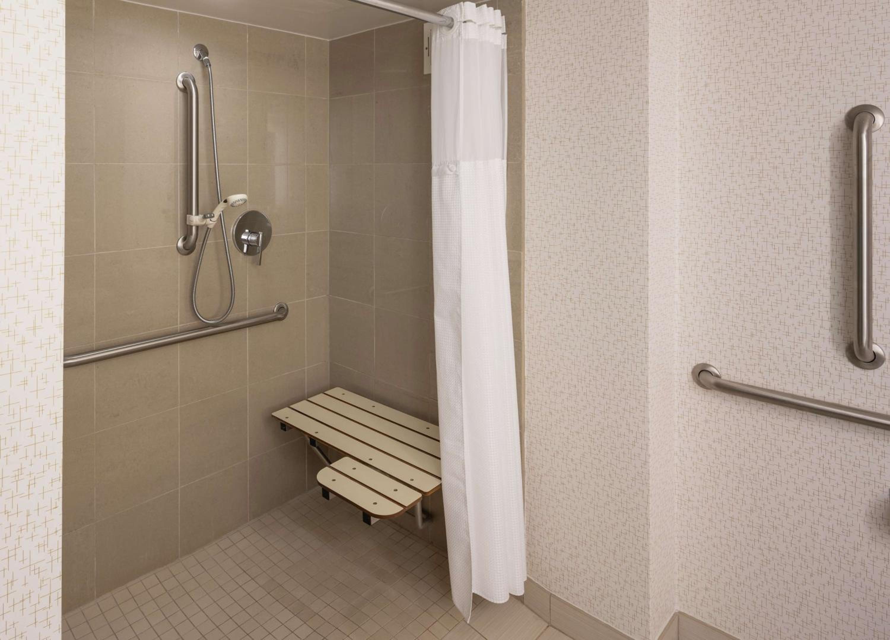Queen Room with Roll-in Shower - Mobility and Hearing Access/Non-Smoking - Photo 4