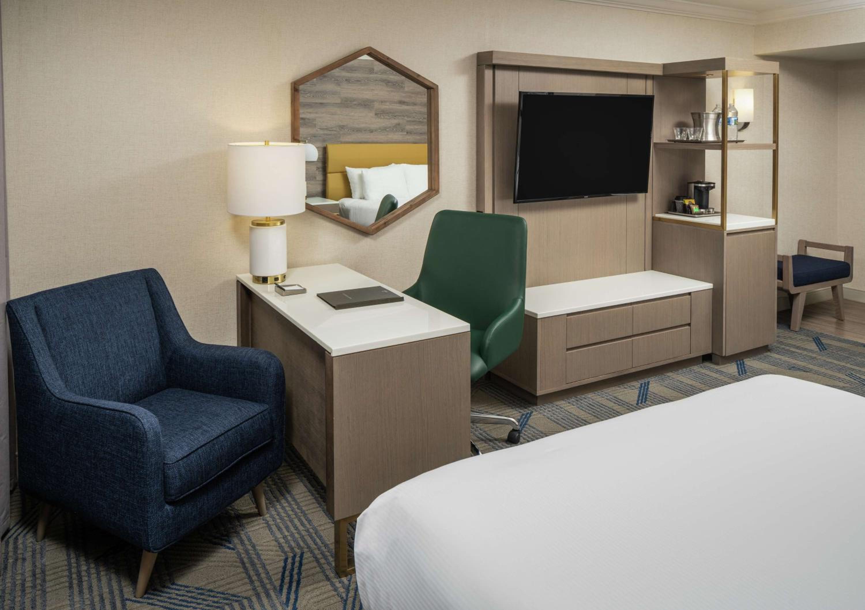 Queen Room with Roll-in Shower - Mobility and Hearing Access/Non-Smoking - Photo 3