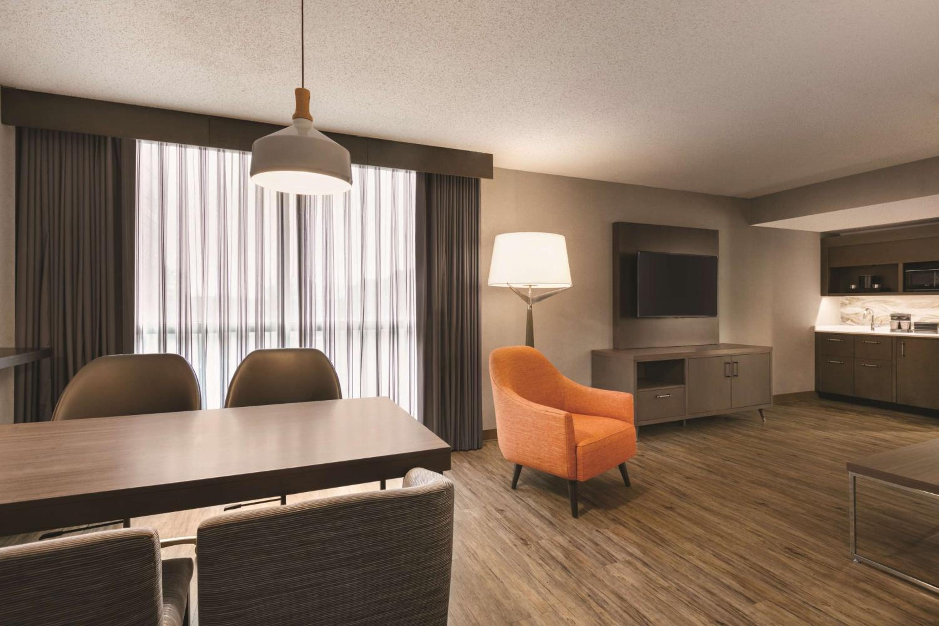2 Room Corner Suite - 1 King Bed - Sofabed