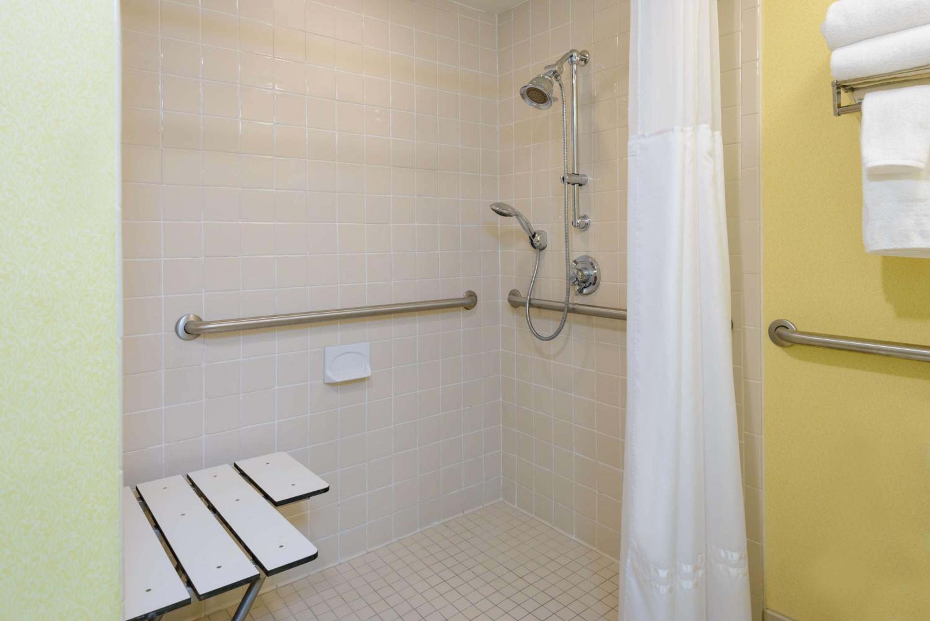 Double Room with Two Double Beds and Roll-In Shower - Mobility and Hearing Access/Non-Smoking - Photo 2