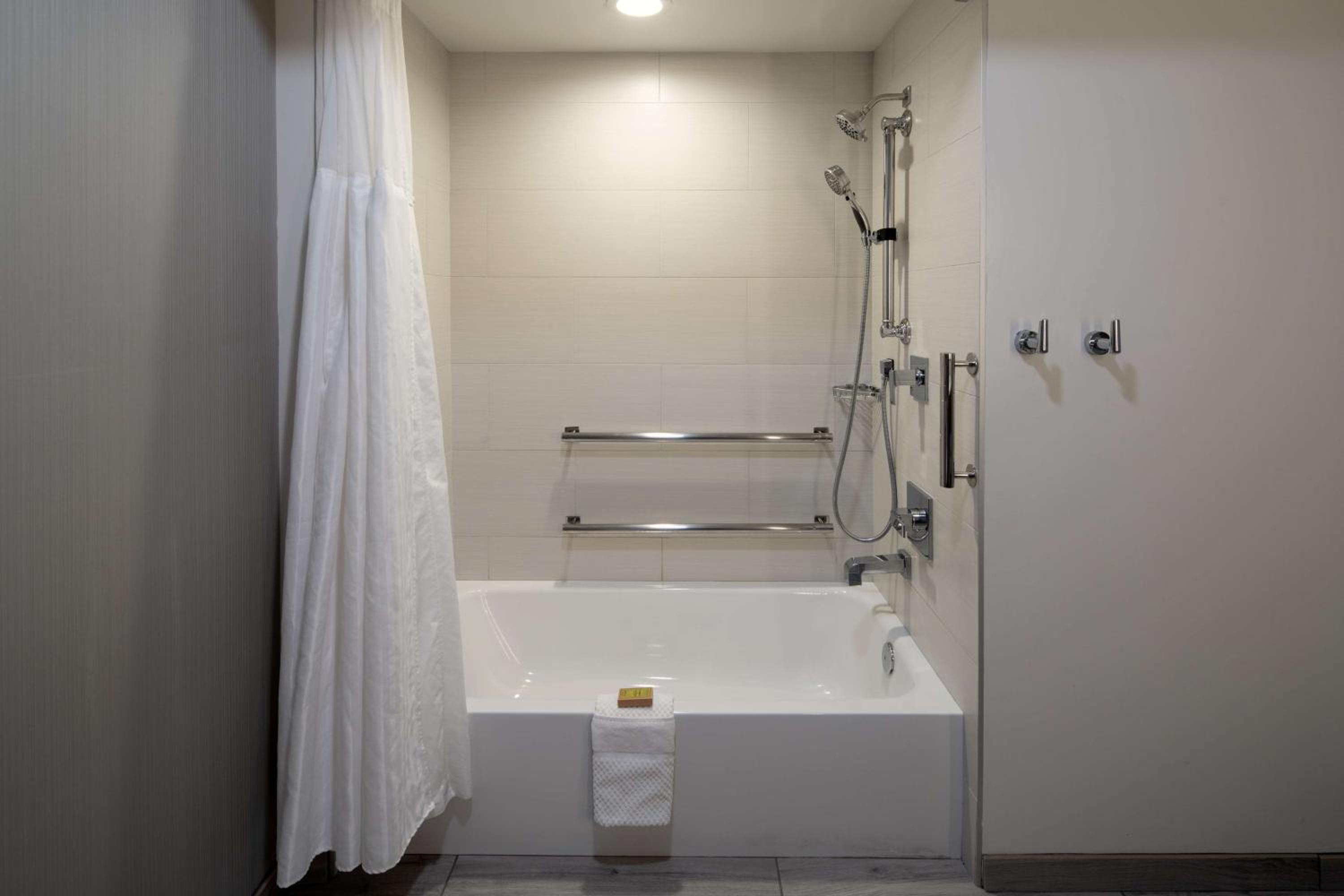King Room with Mobility Accessible Tub photo 2