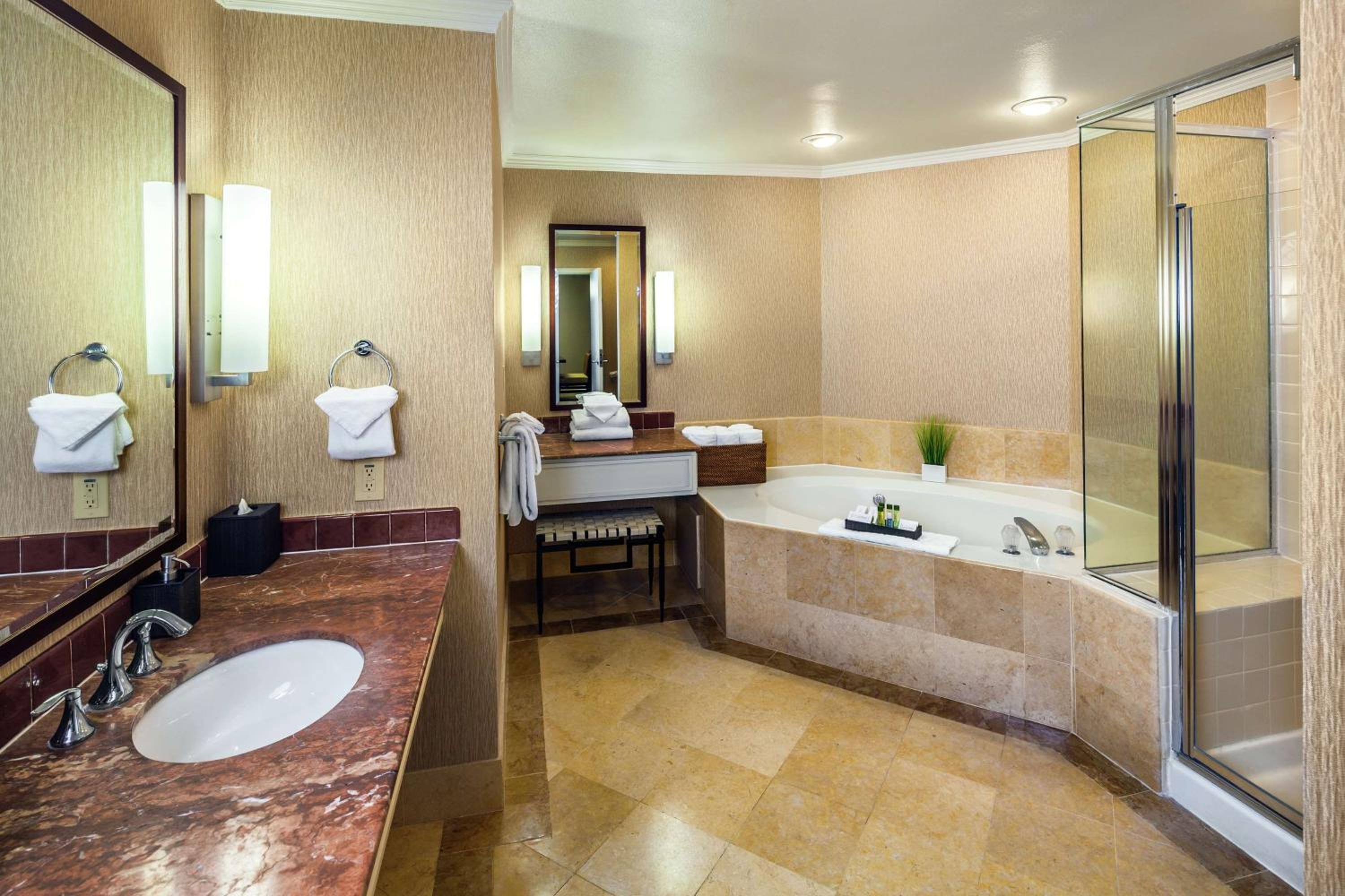 1 KING 2 ROOM PARLOR SUITE photo 2