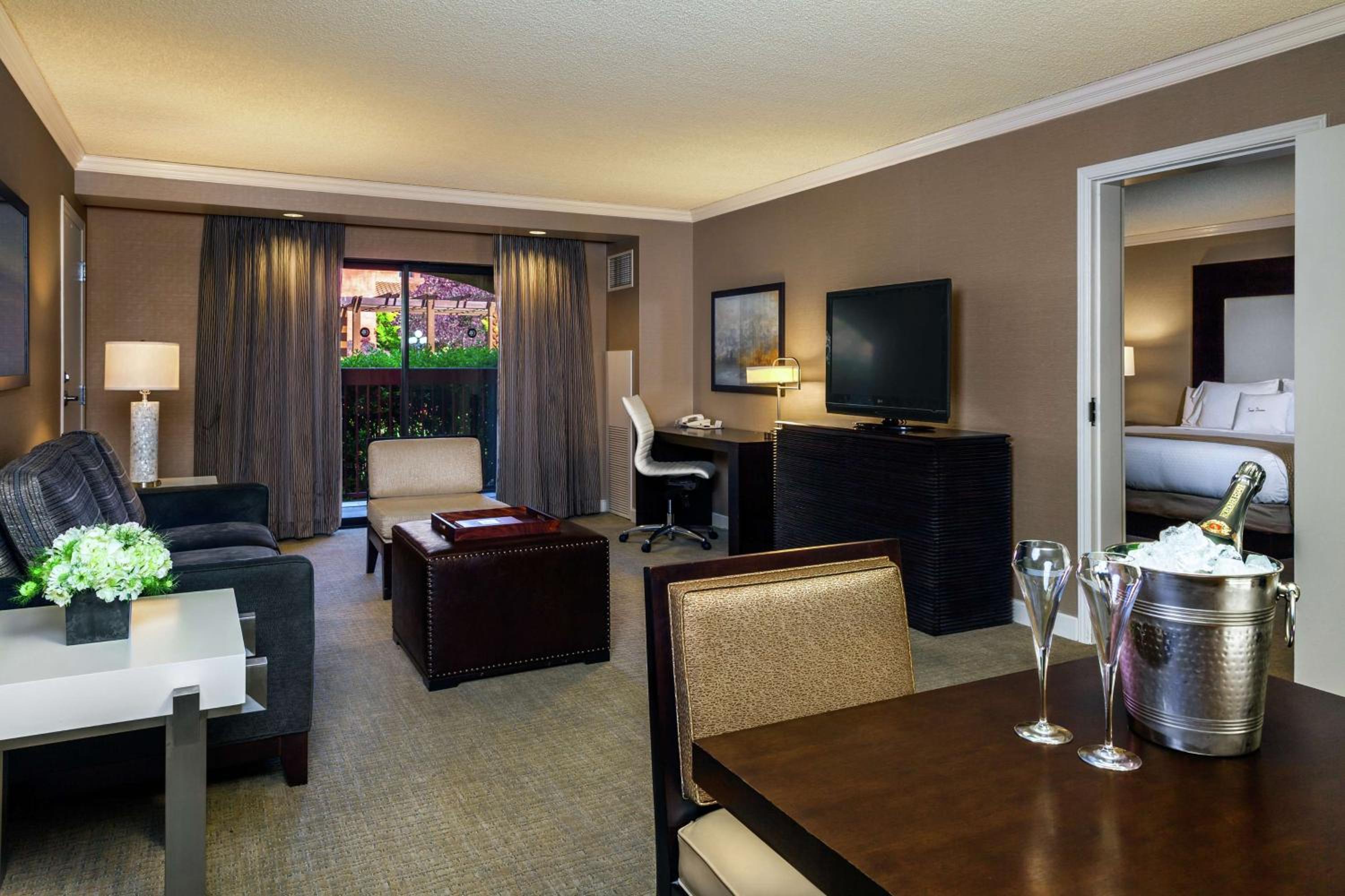 1 KING 2 ROOM PARLOR SUITE photo 3