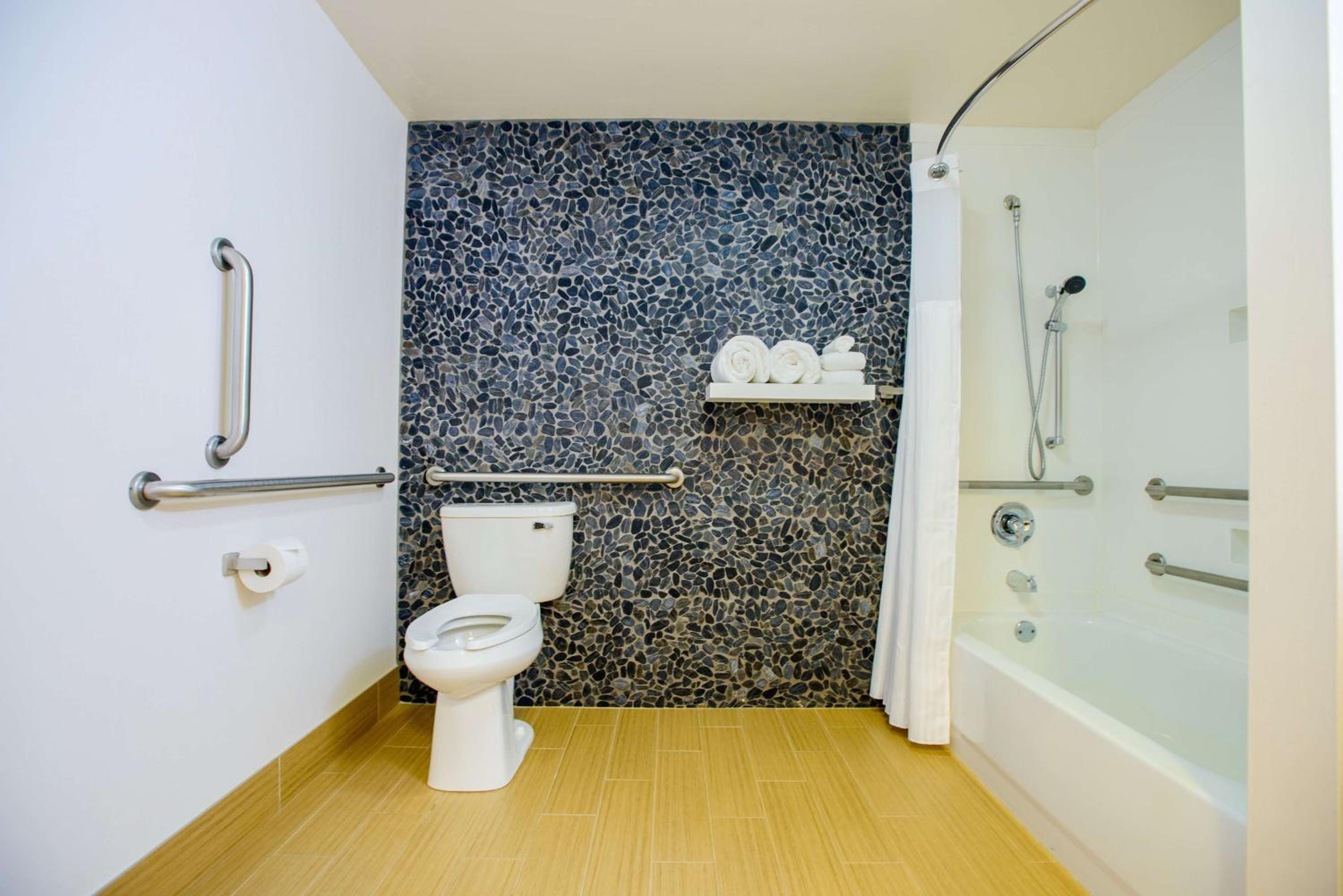 Queen Room with Two Queen Beds - Mobility Access - Photo 4