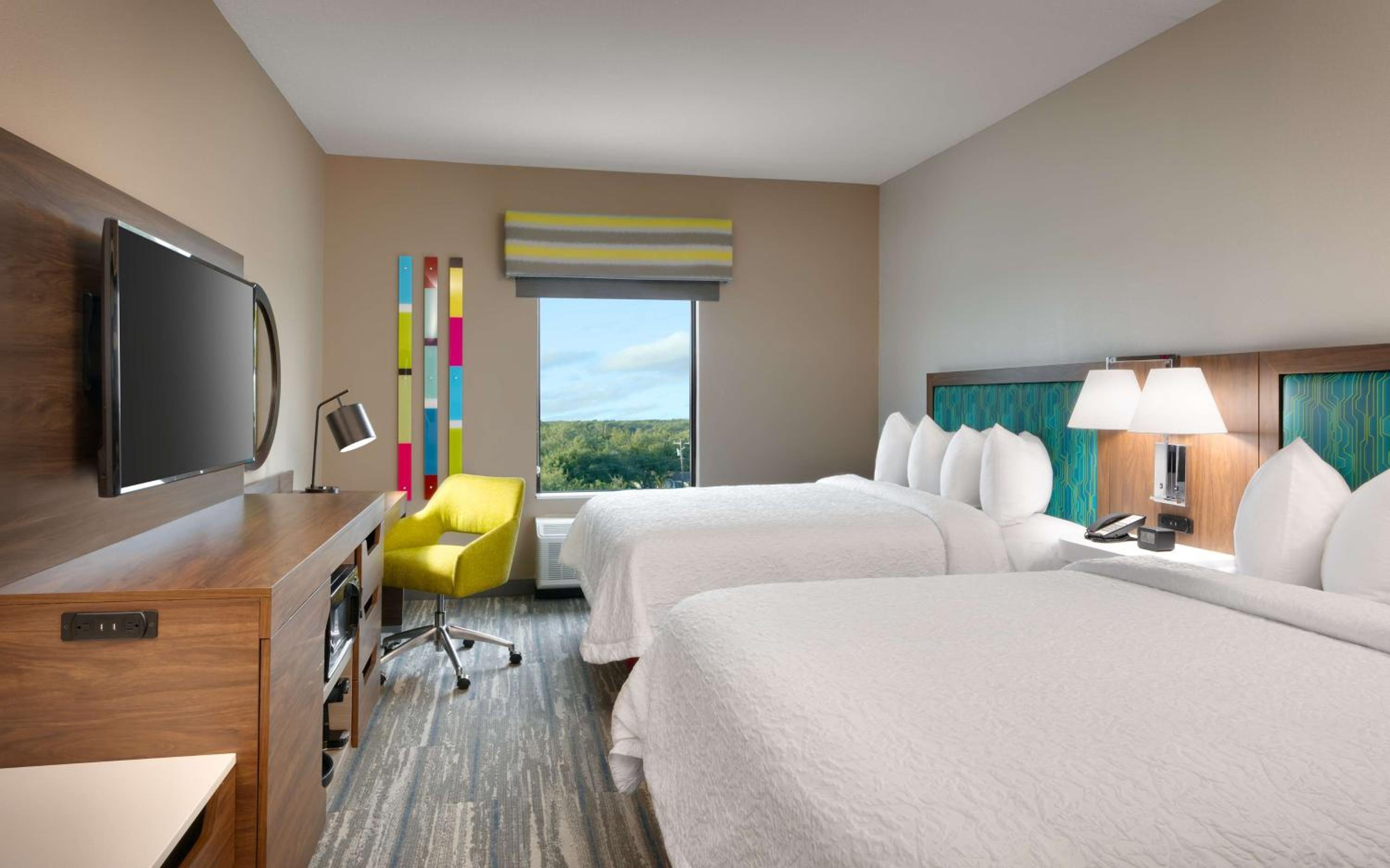 Queen Room with Two Queen Beds - Photo 3
