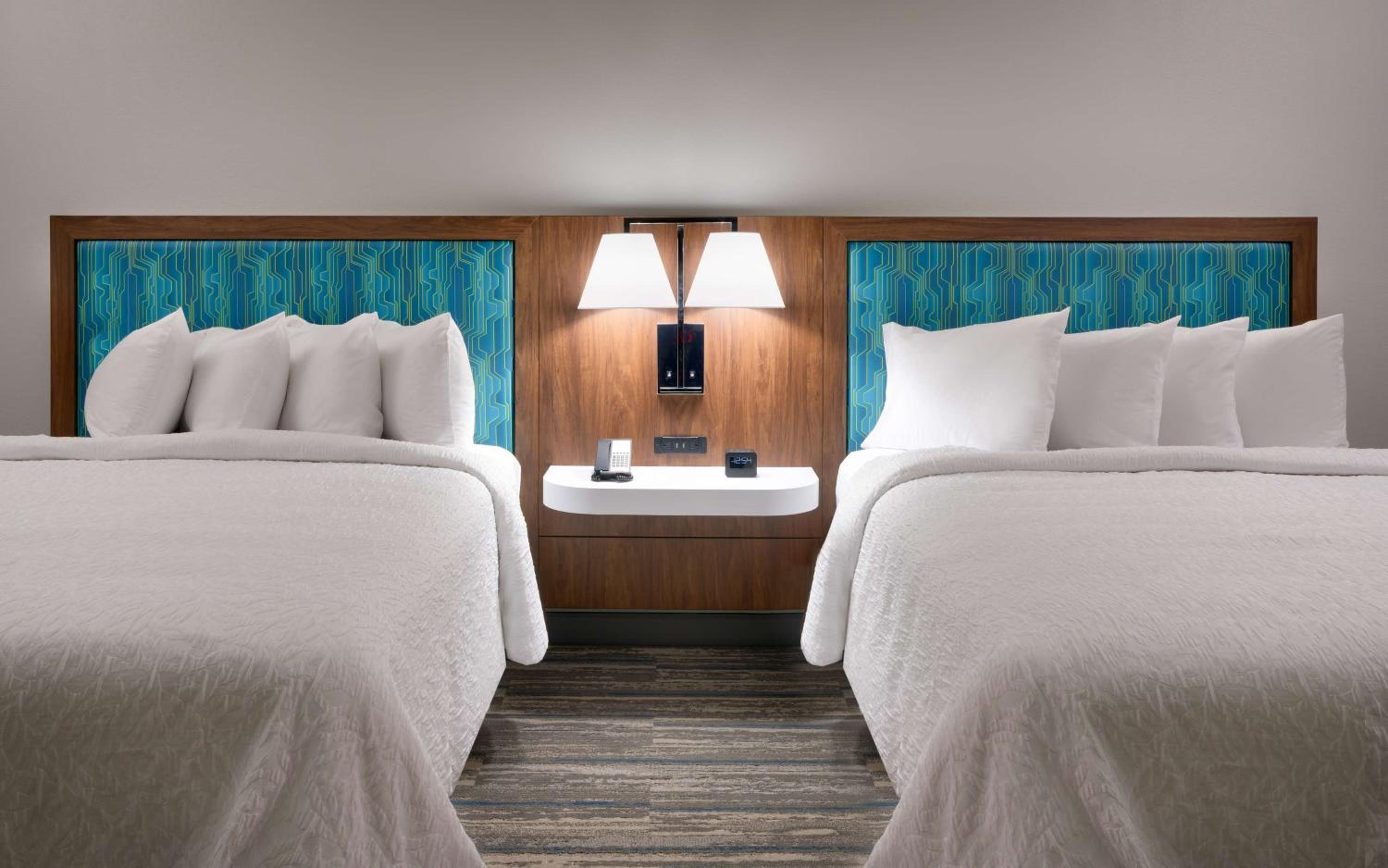 Queen Room with Two Queen Beds - Photo 4