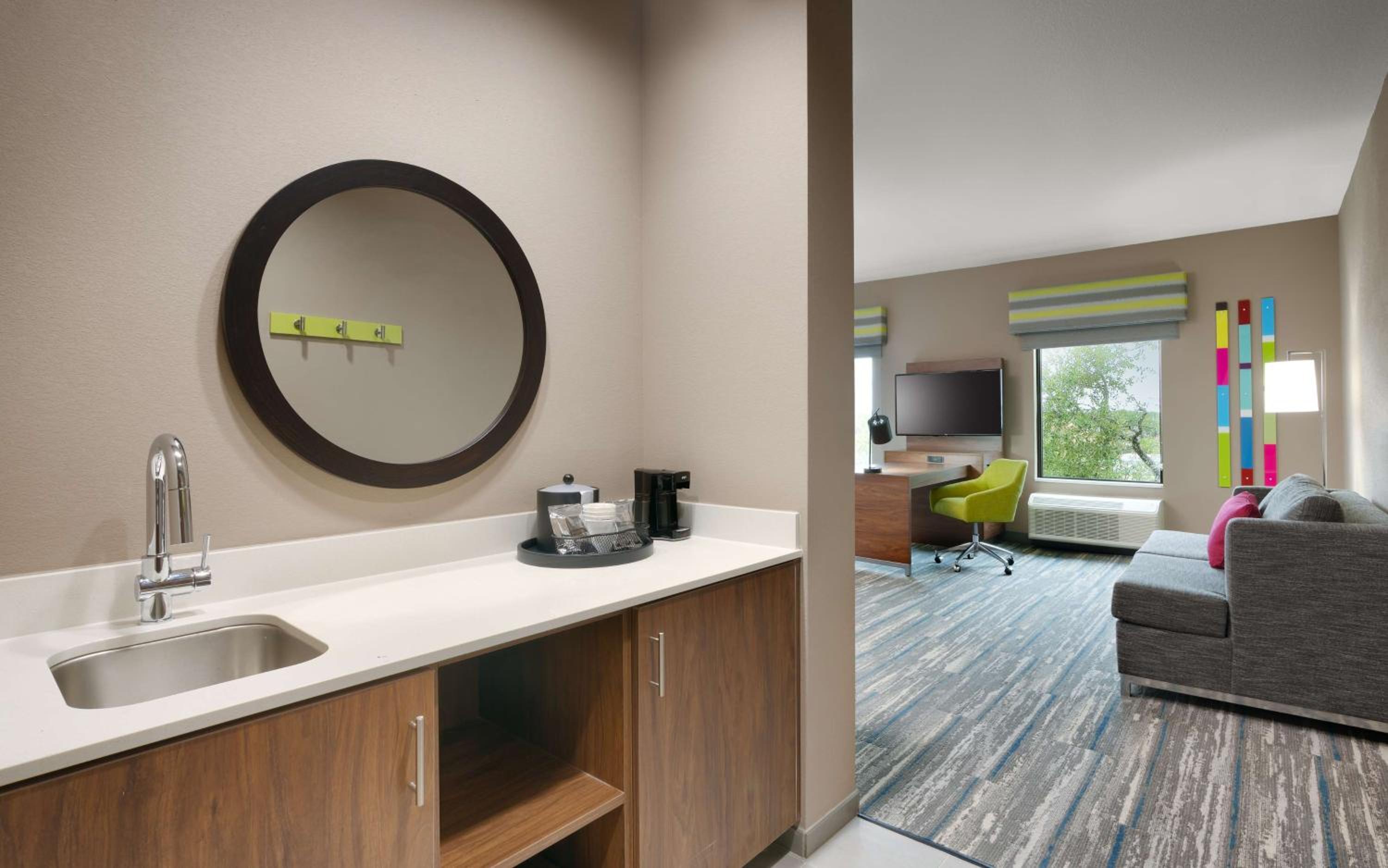 Queen Studio Suite with Two Queen Beds - Non-Smoking - Photo 3