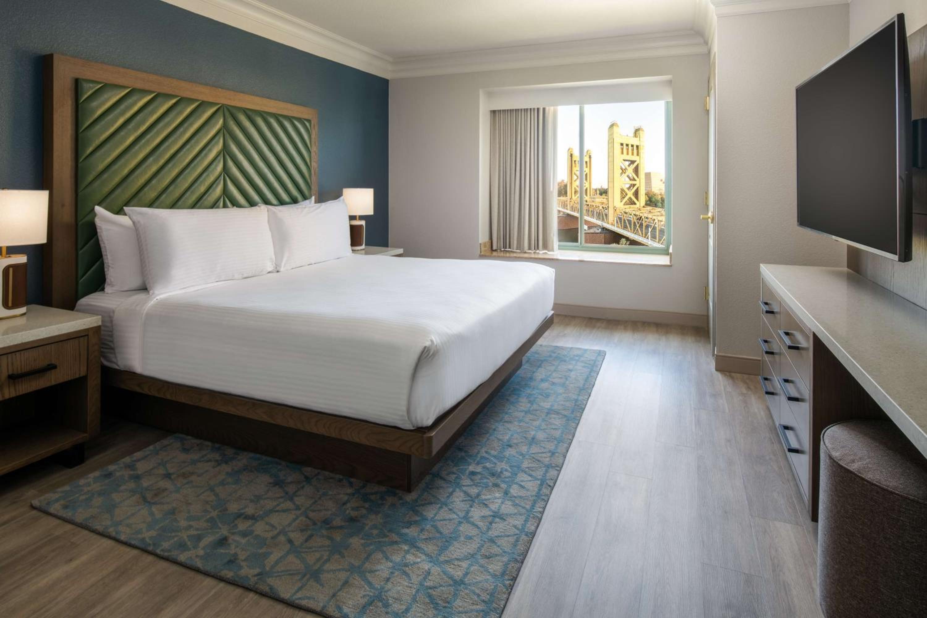 King Suite with River View - Non-Smoking - Photo 2