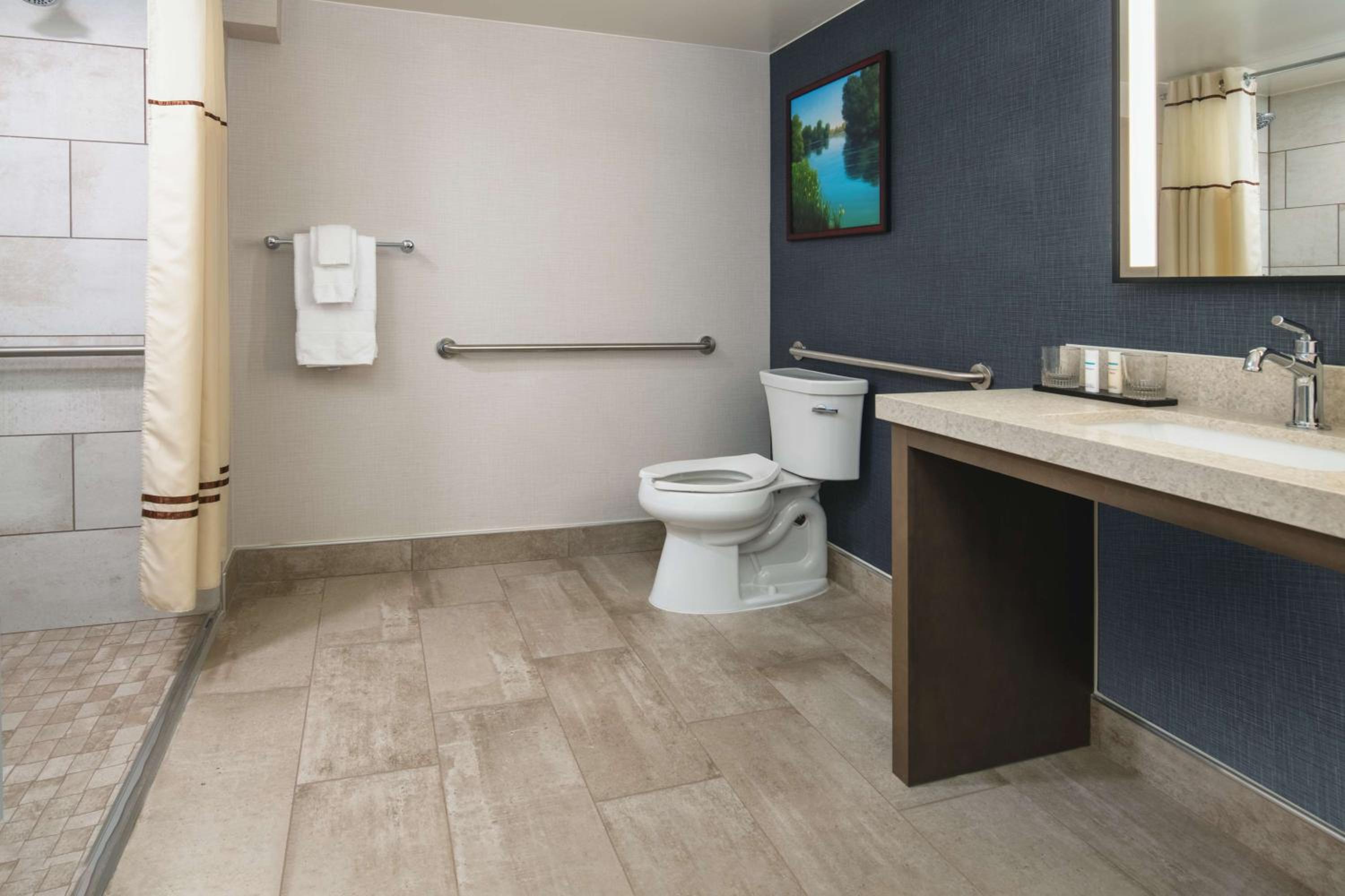 One-Bedroom King Suite with Roll-in Shower - Mobility Accessible - Photo 2