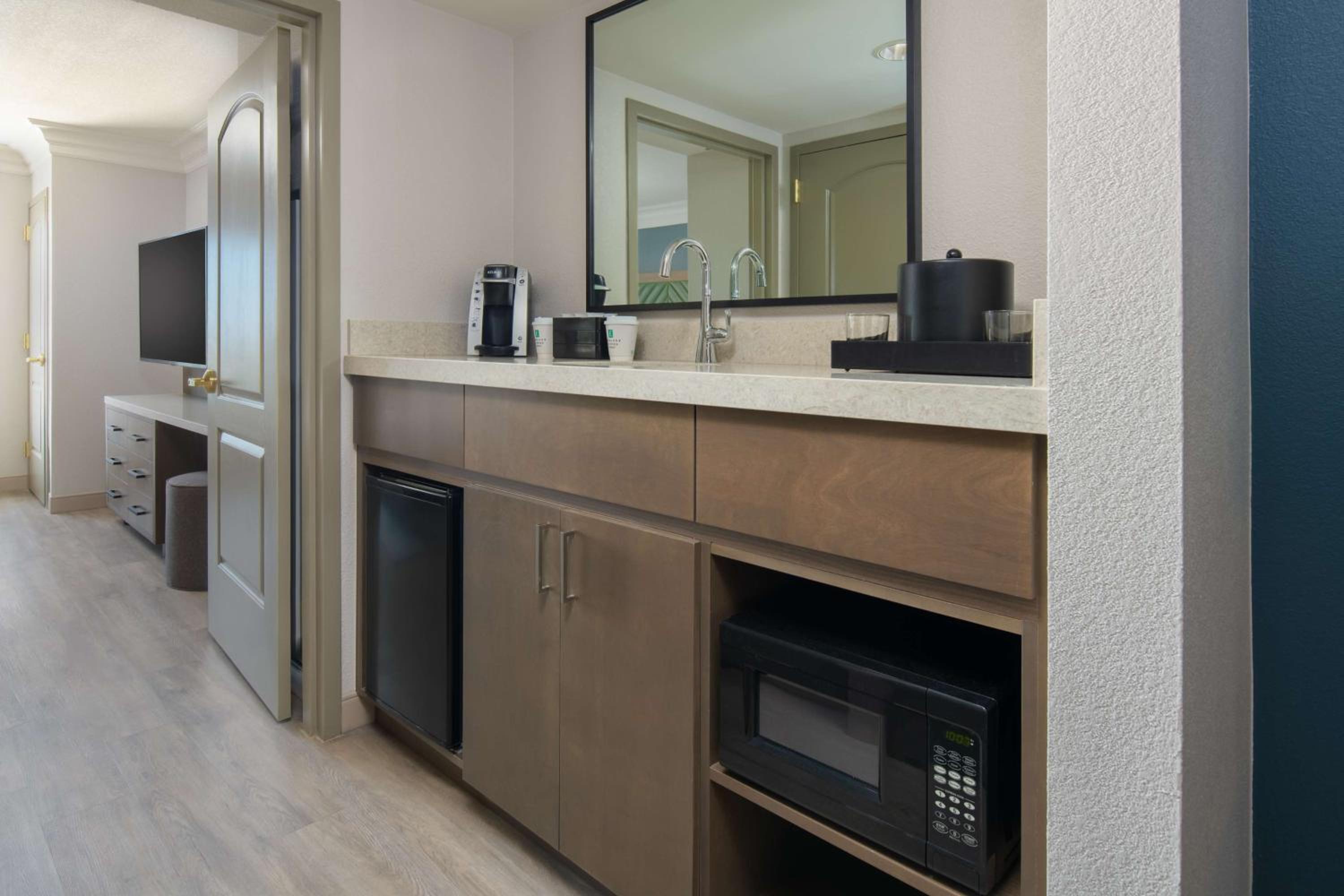 Two-Room Suite with Two Queen Beds and City View - Photo 4
