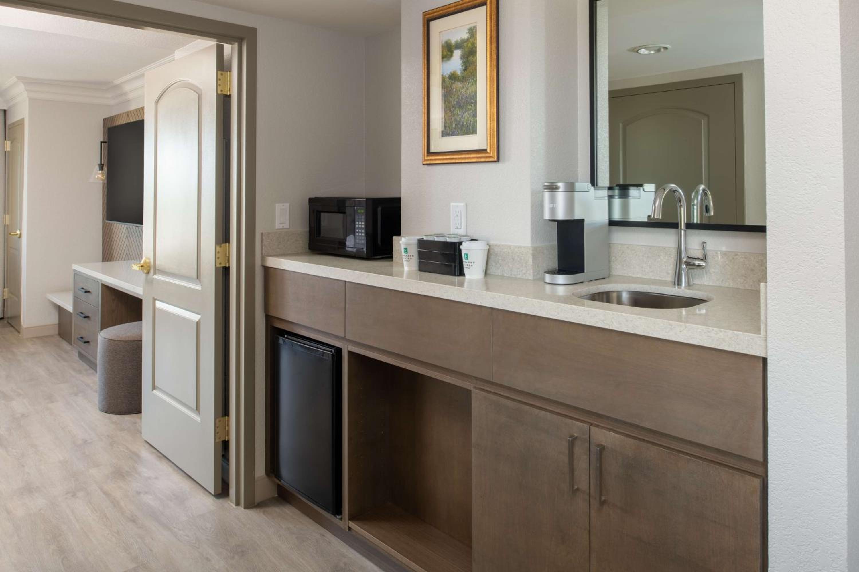 One-Bedroom Queen Suite with Two Queen Beds and Partial River View - Photo 3