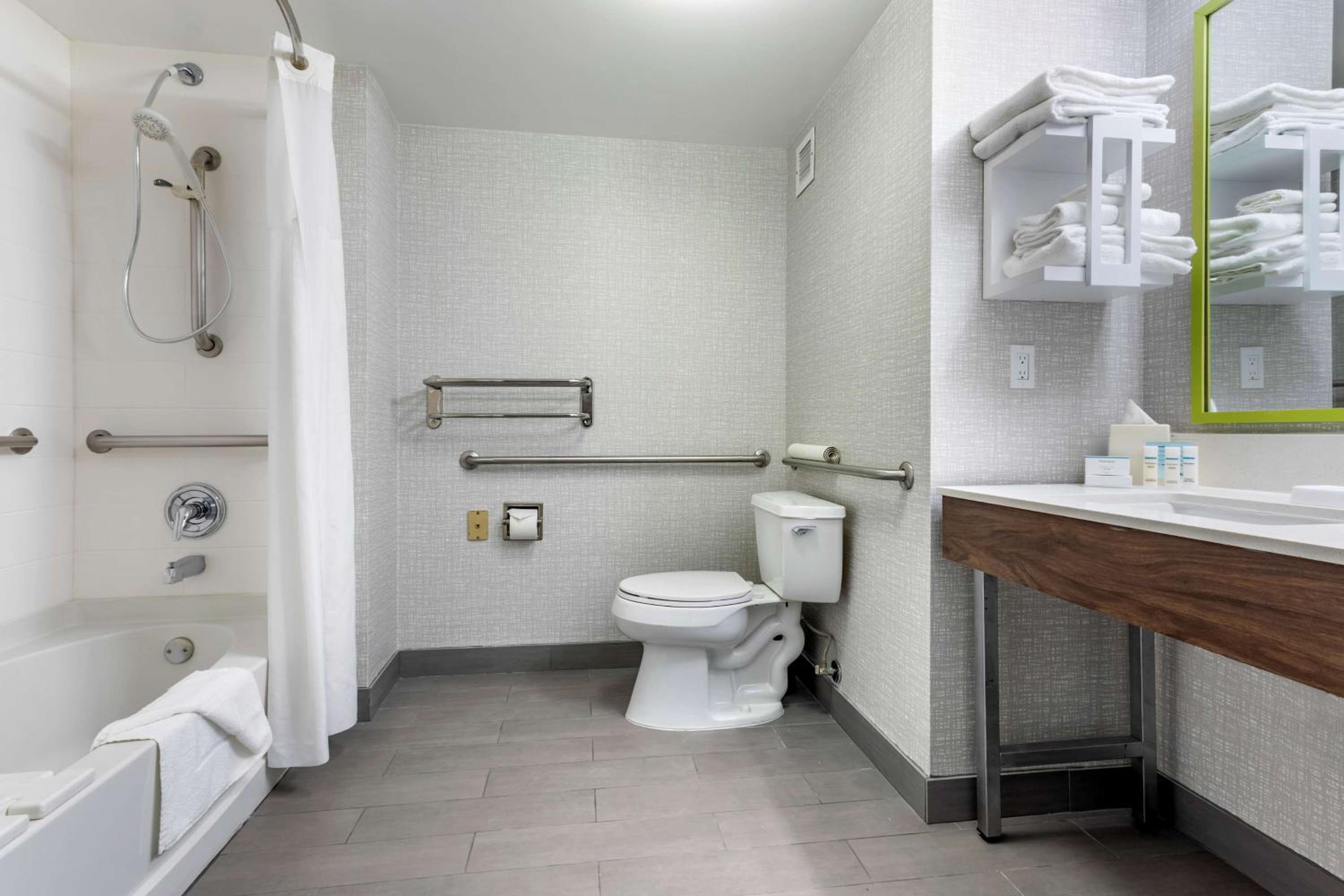 King Room with Accessible Tub - Mobility and Hearing Access/Non-Smoking - Photo 3