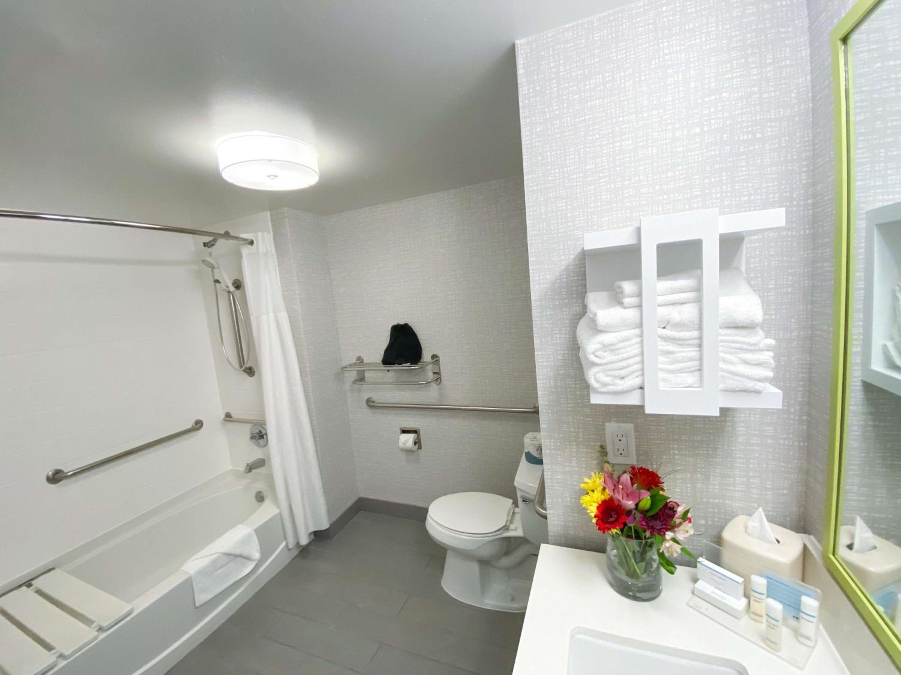 King Room with Accessible Tub - Mobility and Hearing Access/Non-Smoking - Photo 4
