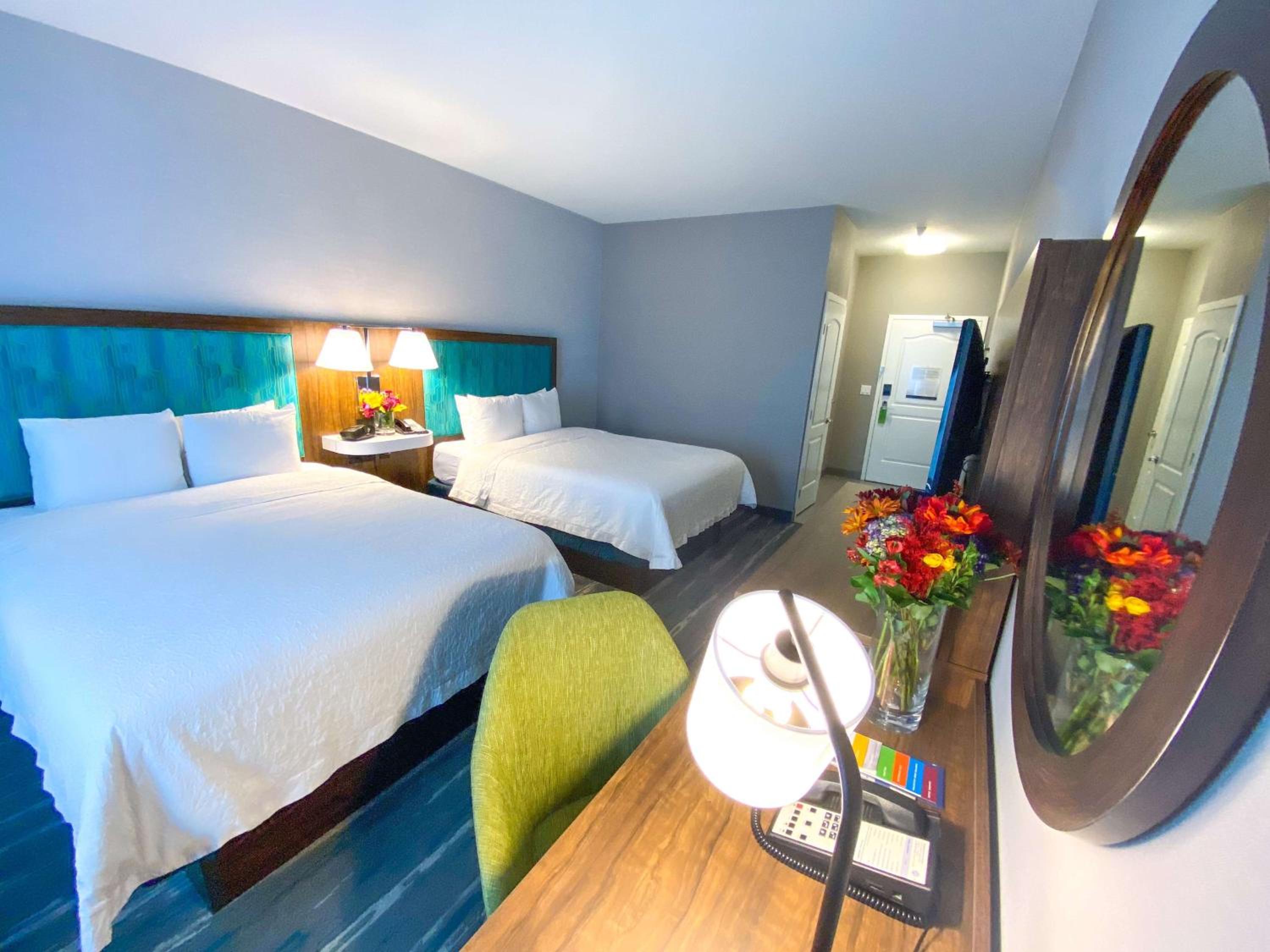 Queen Room with Two Queen Beds - Photo 3