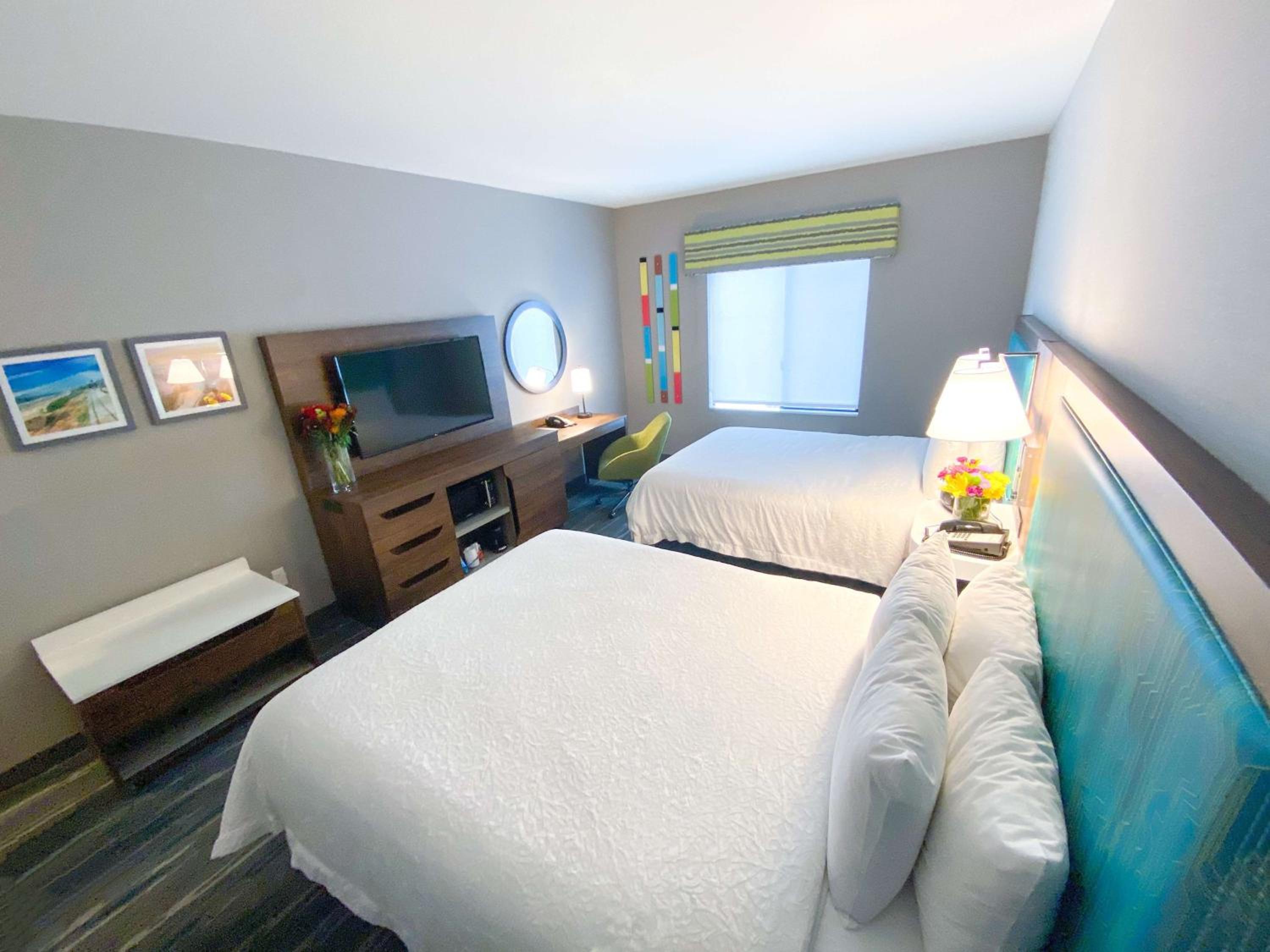 Queen Room with Two Queen Beds - Photo 4