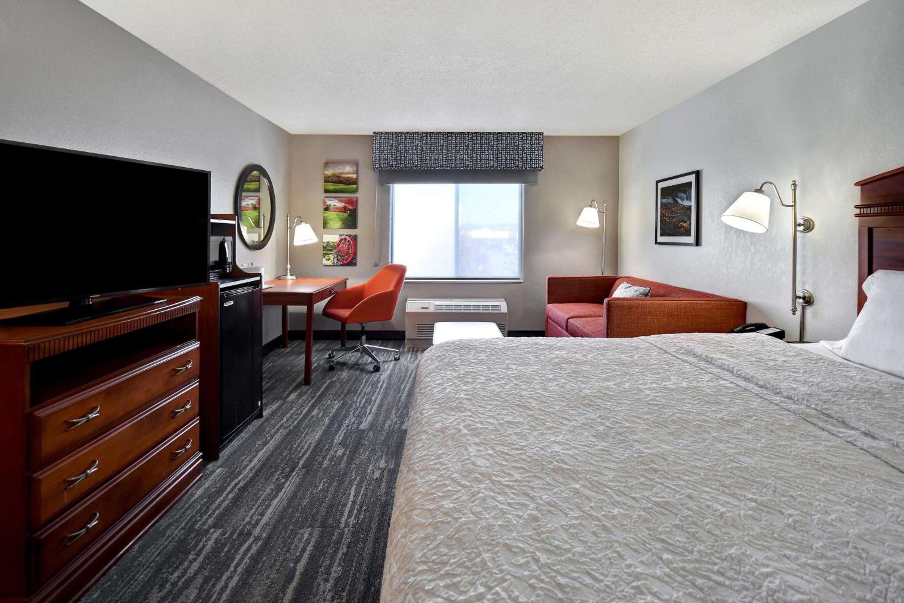 King Room with Sofa Bed and Study - Non-Smoking - Photo 3