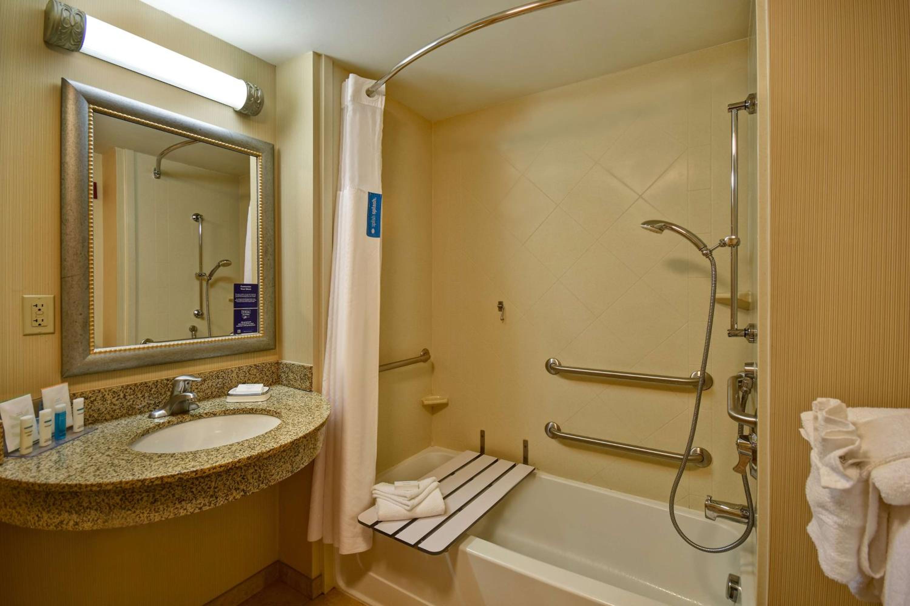 Queen Room with Two Queen Beds - Mobility and Hearing Access/Non-Smoking - Photo 7