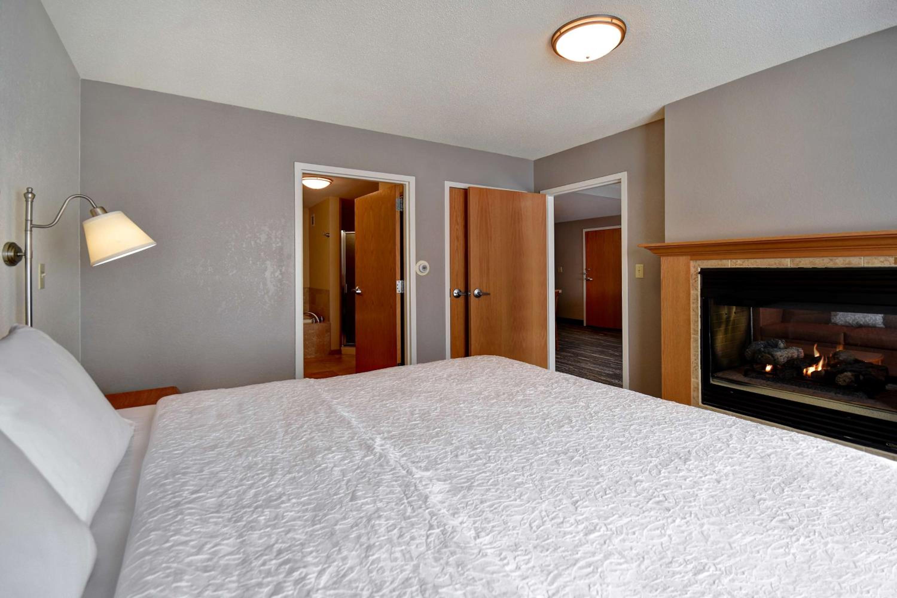 One-Bedroom King Suite with Whirlpool - Non-Smoking  - Photo 9