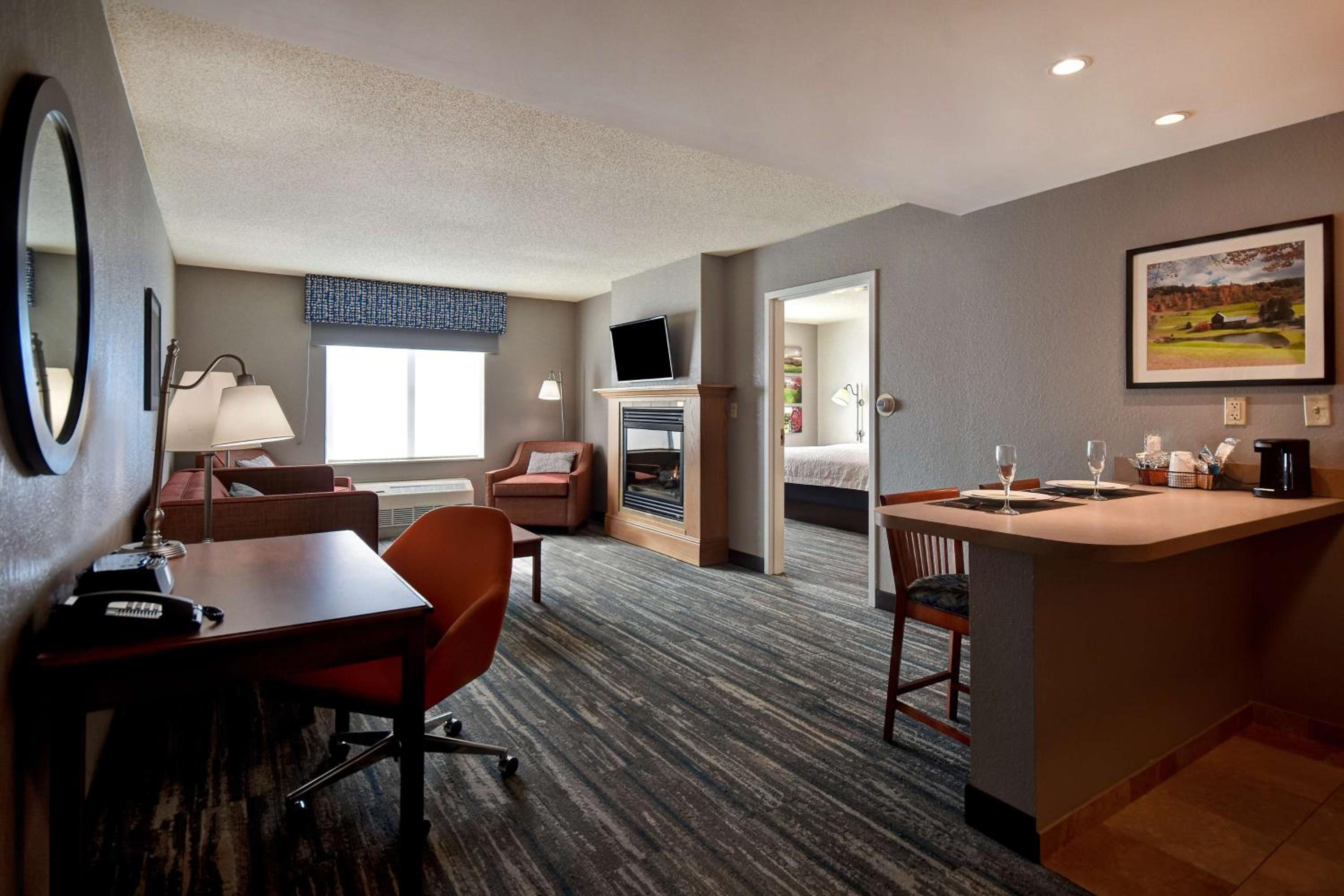 One-Bedroom King Suite with Whirlpool - Non-Smoking  - Photo 8