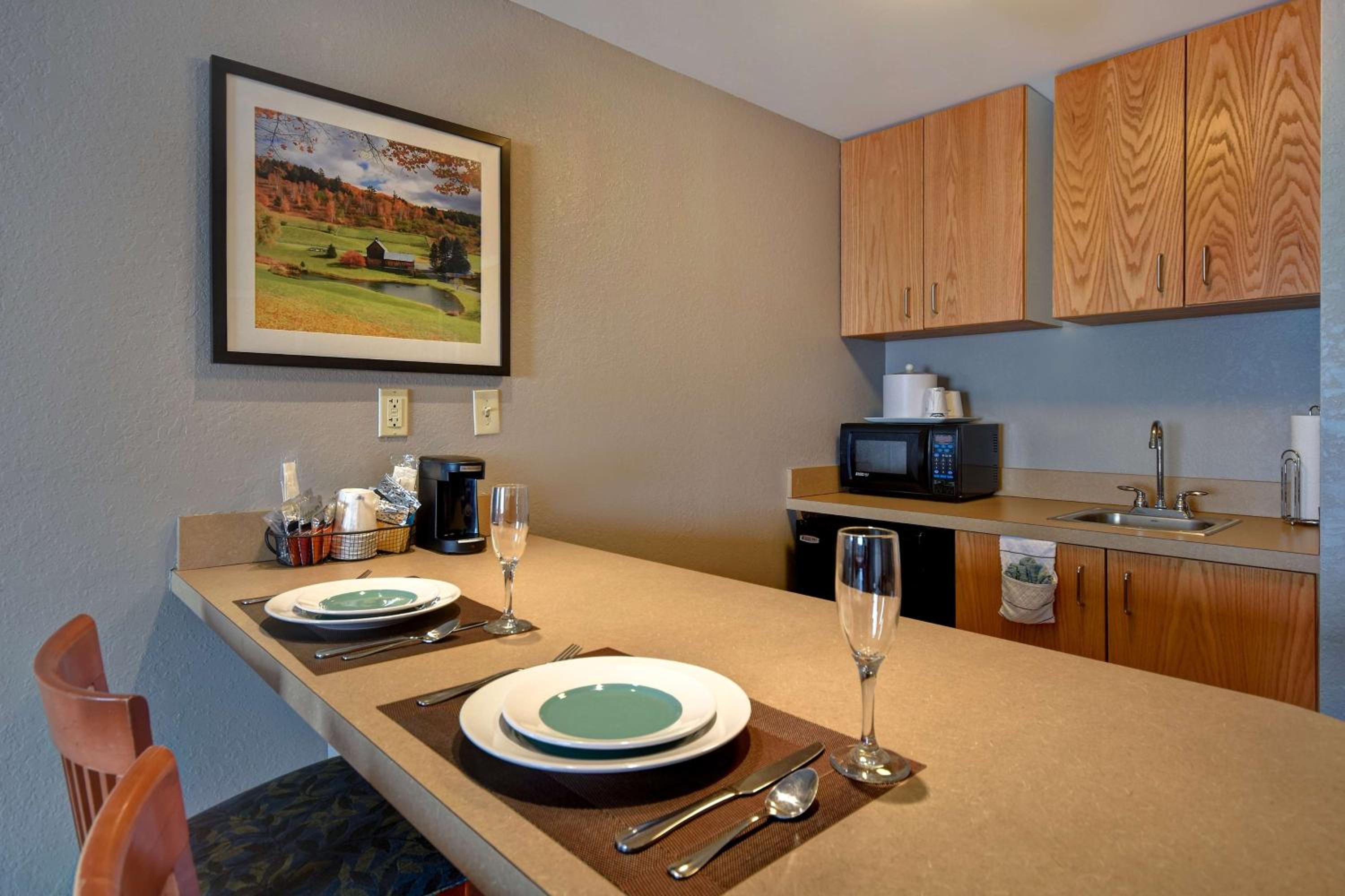 One-Bedroom King Suite with Whirlpool - Non-Smoking  - Photo 7